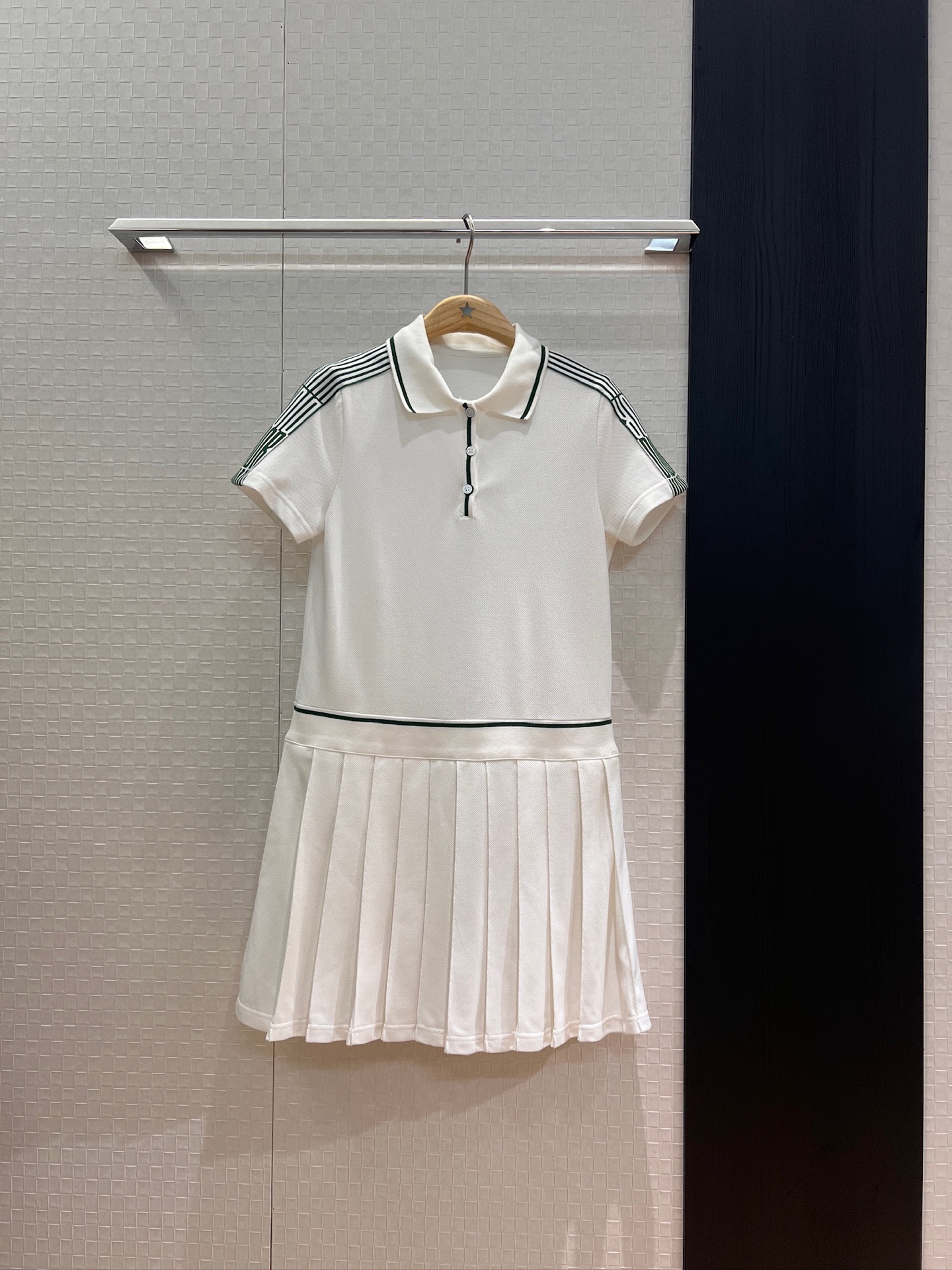 NO:442926,New tennis series logo striped webbing spliced ​​pleated skirt polo dress loose casual age-reducing sports SML, skirts, alexander wang19860909新款网球系列 logo条纹织带拼接百褶裙摆polo连衣裙宽松休闲 减龄运动SML,,skirts,alexander wang,Women's clothing