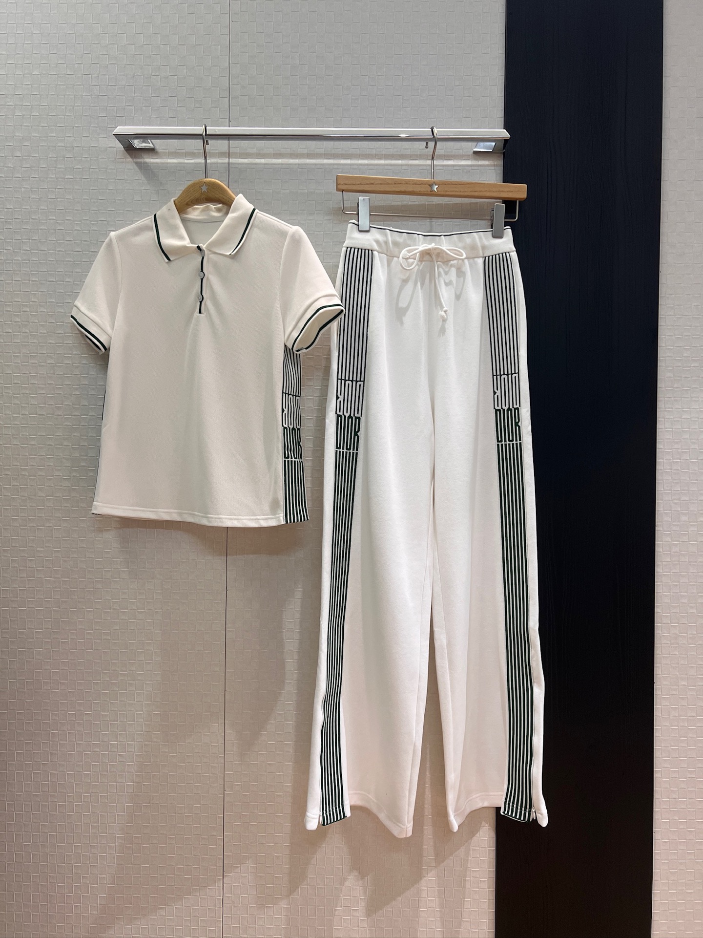 NO:442966,Top P pants new tennis series logo striped edge spliced ​​lapel polo top logo striped webbing wide-leg pants zippered and slit age-reducing sports SML, alexander wang19860909上 P裤新款网球系列 logo条纹边拼接翻领polo上衣两侧logo条纹织带阔腿裤 裤脚可拉链开叉 减龄运动 SML,,alexander wang,Women's clothing