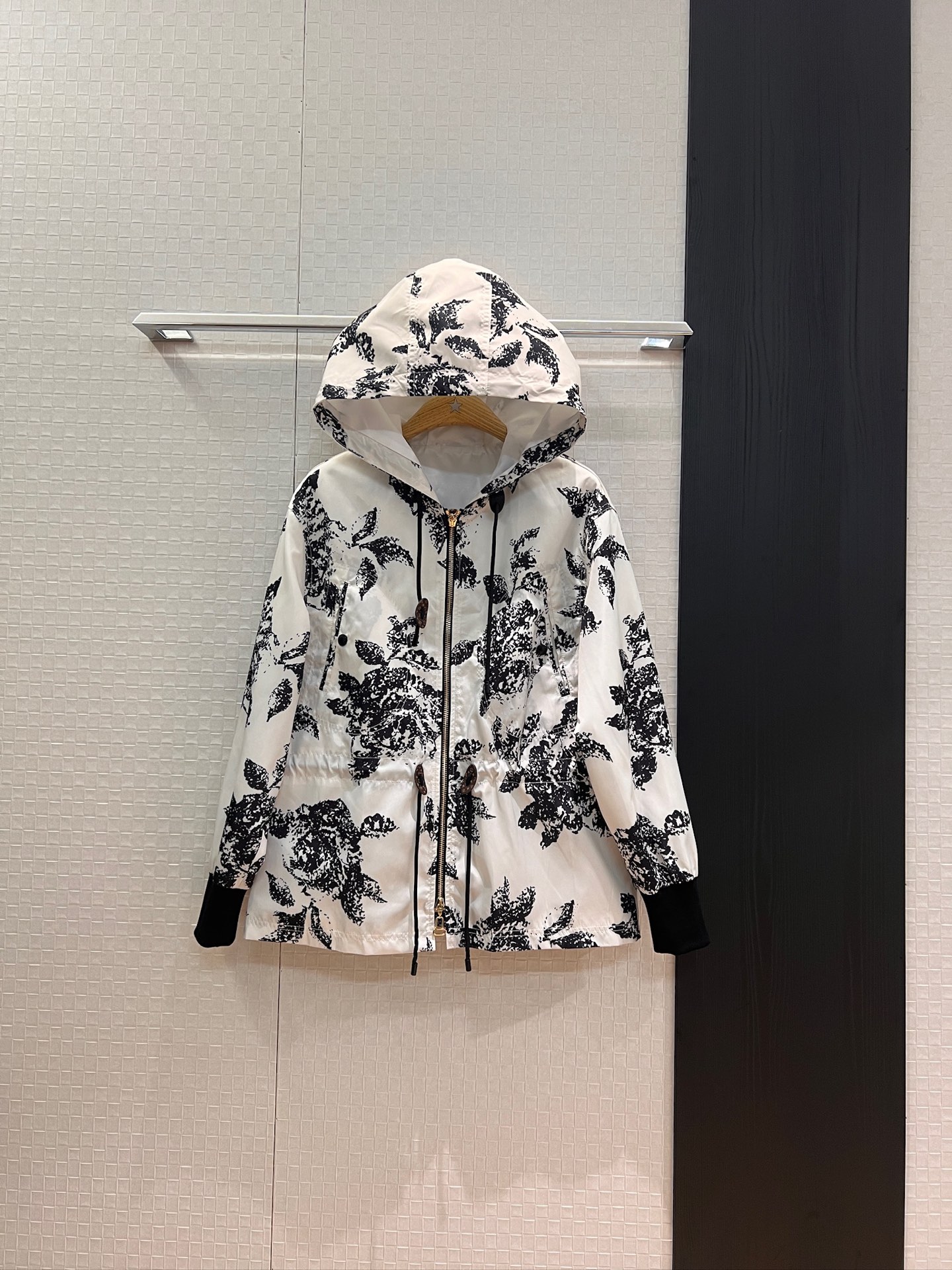 NO:442982,Outer pants new Sporty series rose black and white printed hooded jacket printed spliced ​​elastic waist tying pants sports style drawstring waist design hardware accessories mold opening age reduction casual SML, jackets & coats,hats,alexander wang19860909外 裤新款Sporty系列 玫瑰花黑白印花连帽外套印花拼接松紧腰束脚裤 运动风 抽绳收腰设计五金配件开模 减龄休闲 SML,,jackets & coats,hats,alexander wang,Women's clothing