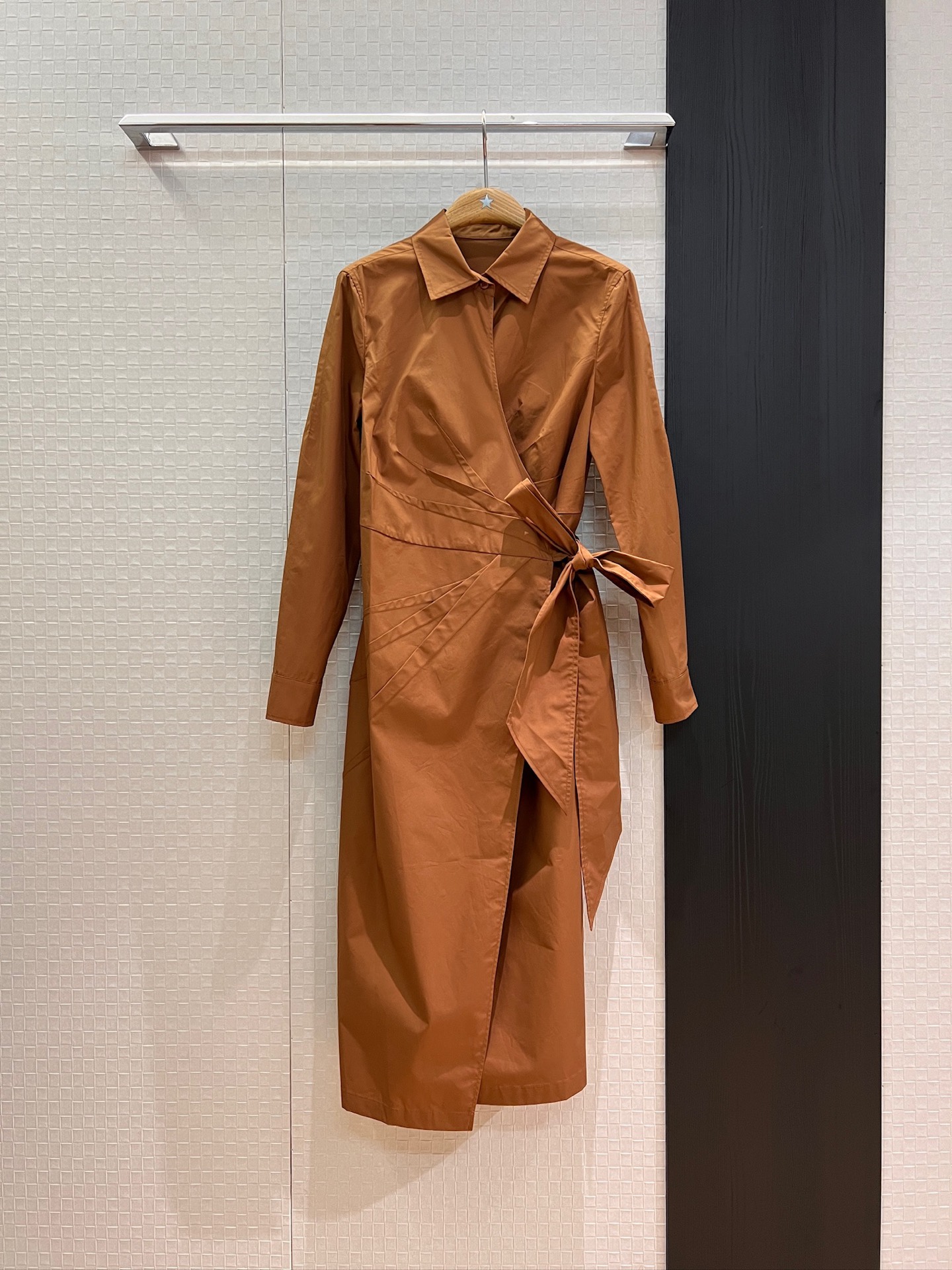 NO:442941,New lapel long-sleeved pleated dress with irregular side-open belt wrap design bow decoration Fashion commuting casual age-reducing black brown SML, skirts, alexander wang19860909新款来袭翻领长袖褶皱连衣裙 不规则侧开系腰带包裹设计蝴蝶结装饰 时尚通勤 休闲减龄黑色棕色 SML,,skirts,alexander wang,Women's clothing