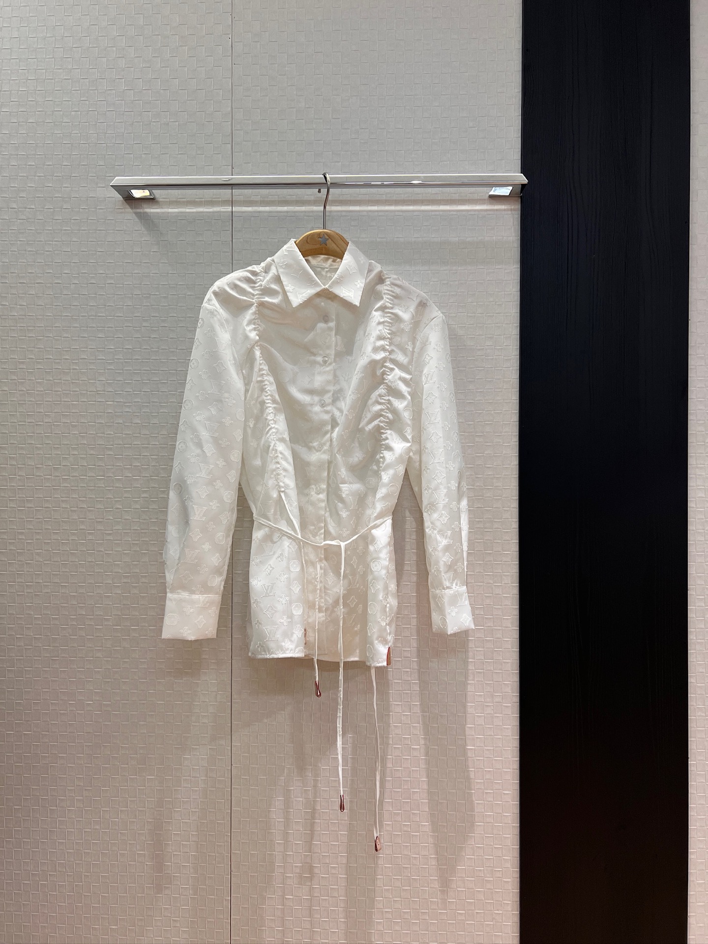 NO:444008,New Sporty series, classic presbyterian jacquard fabric, drawstring design, waist-hugging decorative shirt, multi-style outfit, logo embossed leather decoration, loose and casual, fashionable and versatile SML,,alexander wang19860909新款Sporty系列 经典老花提花面料 抽绳设计收腰装饰衬衣多风格穿搭 logo压纹皮饰宽松休闲 时尚百搭 SML,,alexander wang,Women's clothing