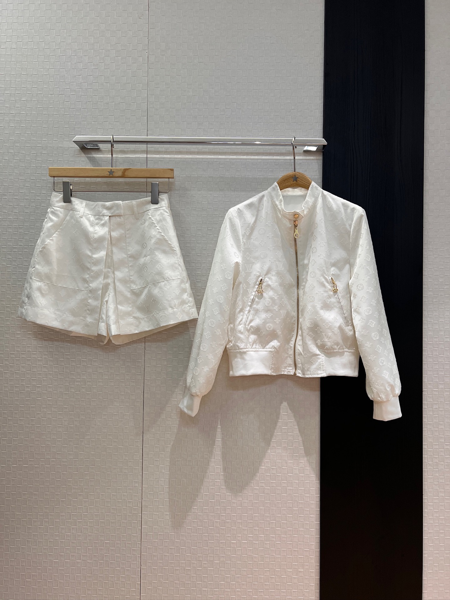 NO:443990,New Sporty series, wear presbyopia jacquard white stand-up collar jacket on both sides, clean color and presbyopia collide loose casual, fashionable commuting, wearable on both sides, age-reducing versatile SML,, jackets & coats, jackets & coats, alexander wang19860909新款Sporty系列 两面穿老花提花接白色立领夹克外套 净色和老花碰撞宽松休闲 时尚通勤 两面可穿 减龄百搭SML,,jackets & coats,jackets & coats,alexander wang,Women's clothing