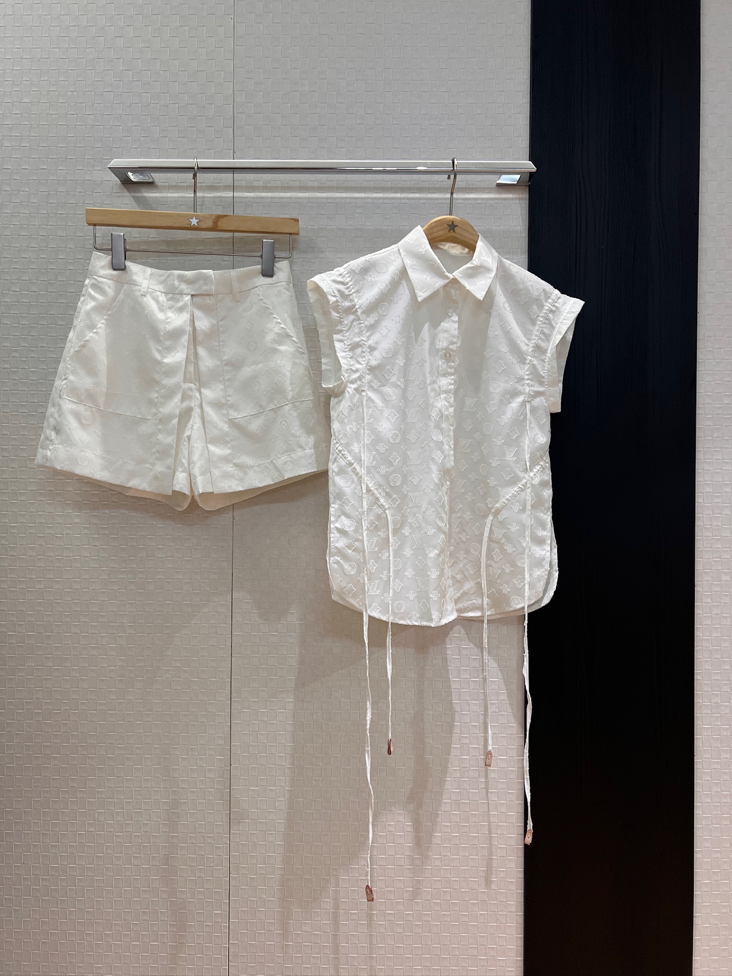 NO:444026,New Sporty series, classic presbyterian jacquard fabric, drawstring design, waist-hugging decoration, sleeveless shoulder-drop shirt, multi-style outfit, logo embossed leather decoration, loose and casual, fashionable and versatile SML,,alexander wang19860909新款Sporty系列 经典老花提花面料 抽绳设计收腰装饰 无袖落肩衬衣多风格穿搭 logo压纹皮饰宽松休闲 时尚百搭 SML,,alexander wang,Women's clothing