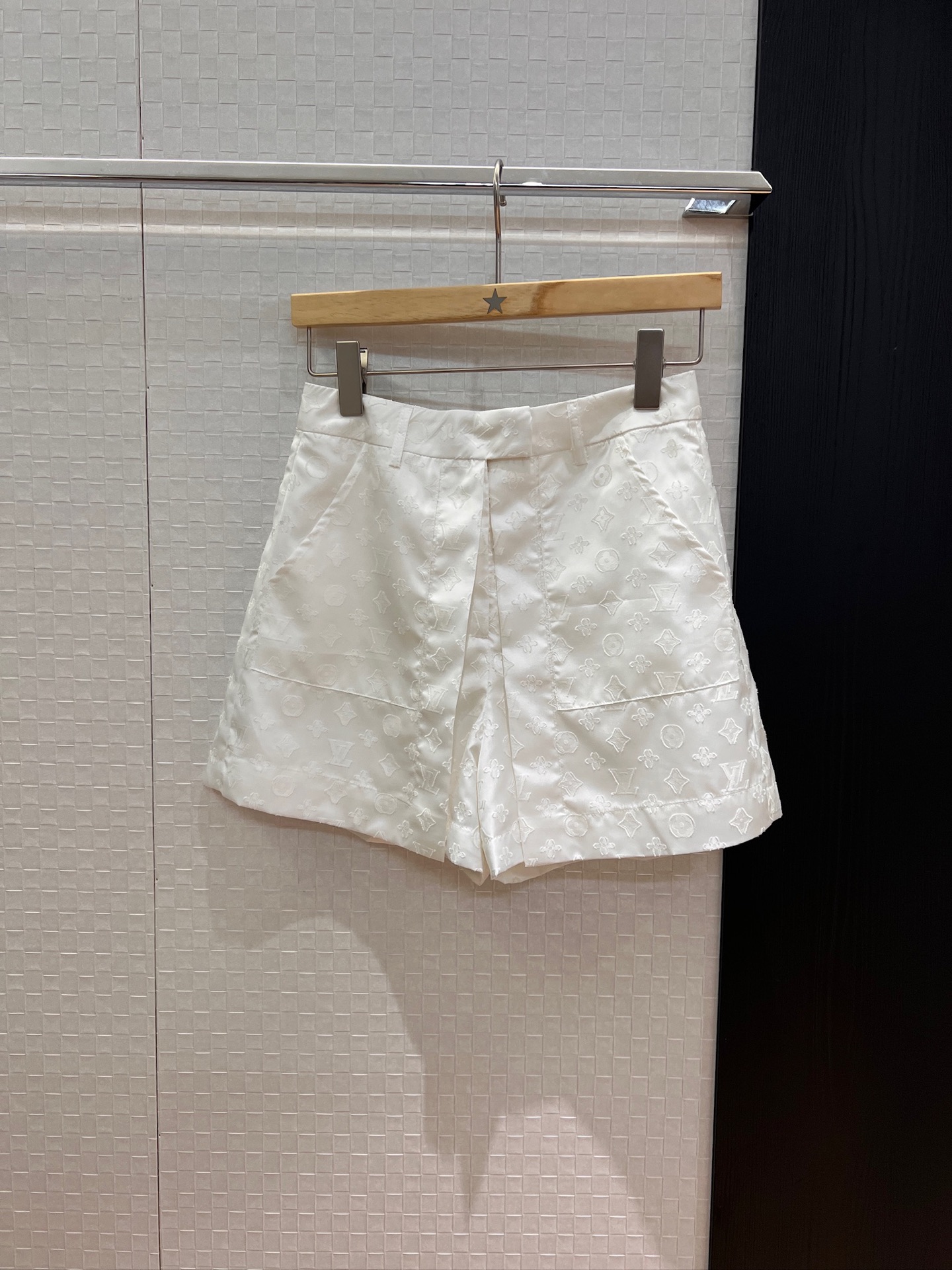 NO:444040,New Sporty series, classic presbyterian jacquard fabric, pocket splicing design, A-line high-waist shorts casual outfit, hardware accessories mold opening, simple and fashionable, age-reducing versatile SML, shorts, alexander wang19860909新款Sporty系列 经典老花提花面料 口袋拼接设计A字高腰短裤休闲穿搭 五金配件开模 简约时尚 减龄百搭 SML,,shorts,alexander wang,Women's clothing