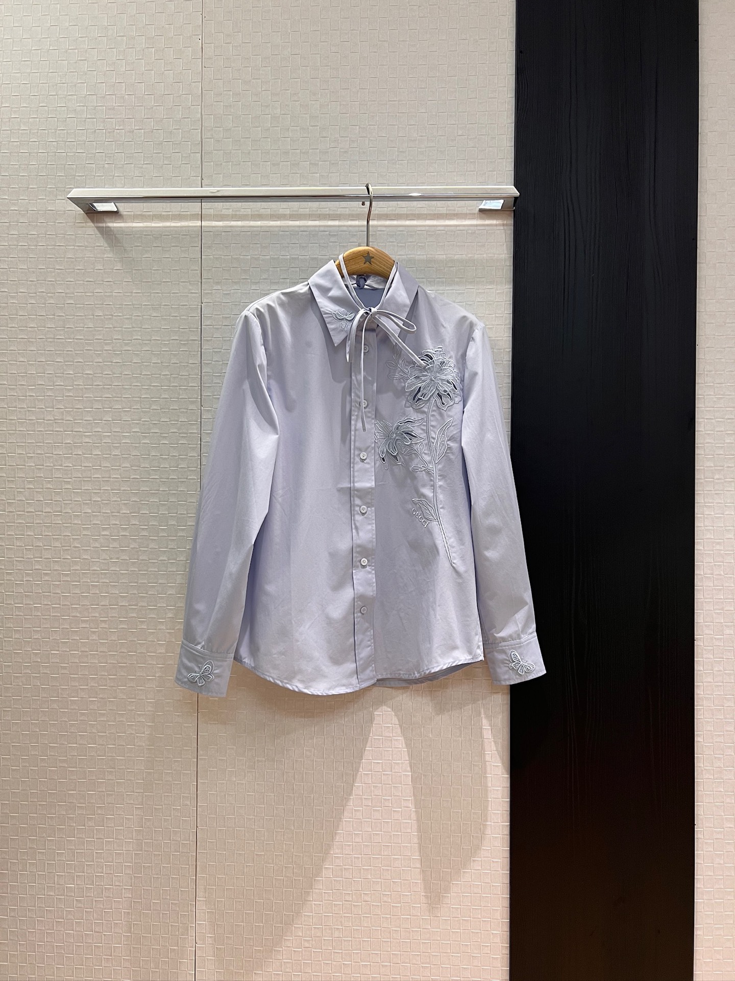 NO:444084,New heavy industry flower hollow embroidery lace decorative shirt collar three-dimensional little bee, fashionable and casual, age-reducing versatile, sweet and cool SML, alexander wang19860909新款重工花朵镂空刺绣系带装饰衬衣衣领立体小蜜蜂 时尚休闲 减龄百搭 又甜又飒SML,,alexander wang,Women's clothing