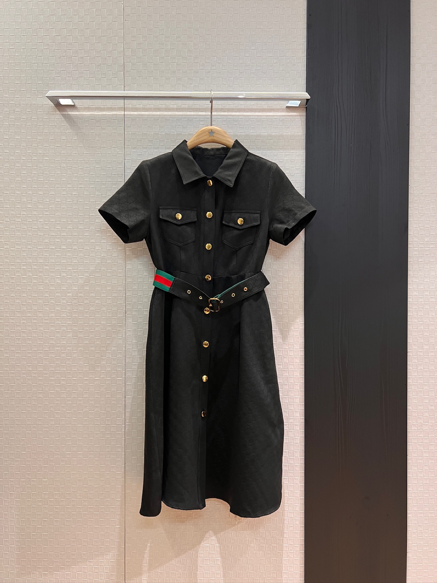 NO:444870,New double G jacquard short-sleeved dress with breasts, classic red and green striped belt matching simple temperament, elegant and fashionable commuting, black khaki SML, skirts, T-shirt, alexander wang19860909新款双G提花短袖连衣裙 排扣设计 经典红绿条纹腰带搭配简约气质 通勤优雅时尚减龄 黑色卡其SML,,skirts,T-shirt,alexander wang,Women's clothing