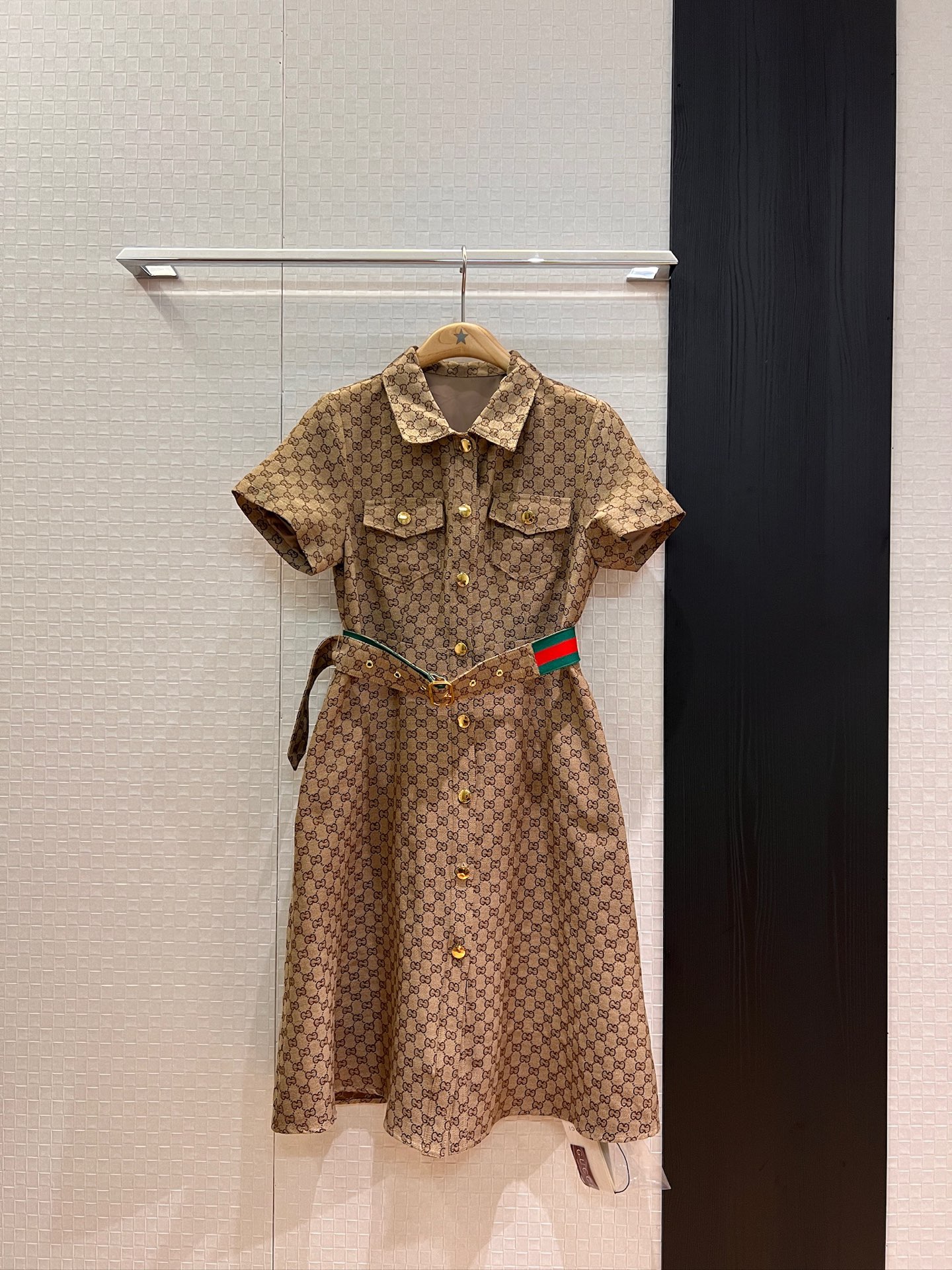 NO:444887,New double G jacquard short-sleeved dress with breasts, classic red and green striped belt matching simple temperament, elegant and fashionable commuting, black khaki SML, skirts, T-shirt, alexander wang19860909新款双G提花短袖连衣裙 排扣设计 经典红绿条纹腰带搭配简约气质 通勤优雅时尚减龄 黑色卡其SML,,skirts,T-shirt,alexander wang,Women's clothing