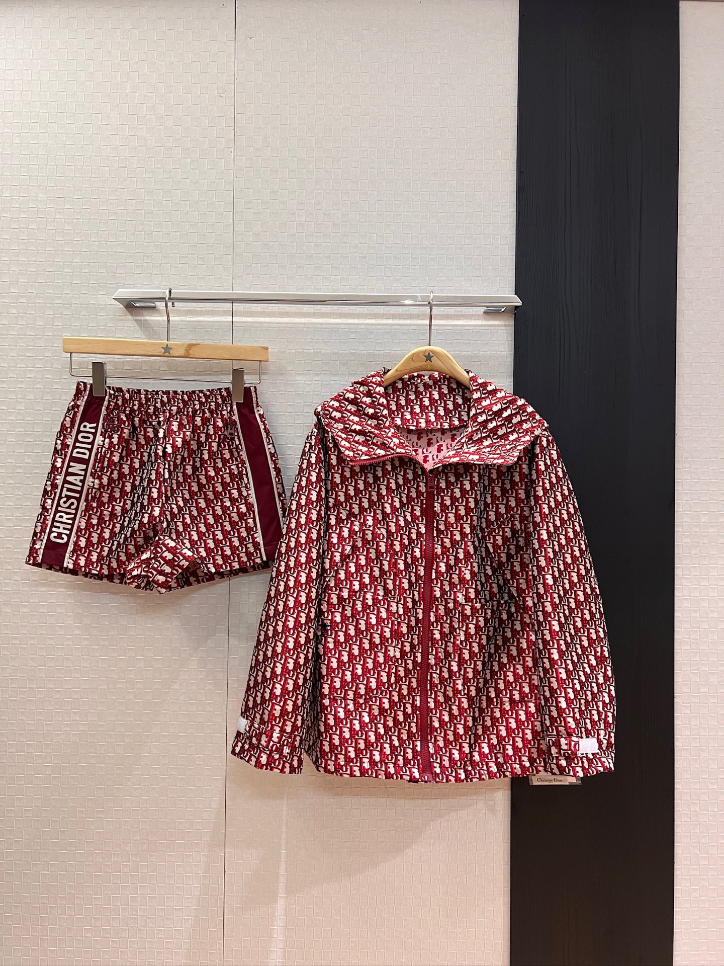 NO:444823,Jackets, new classic presbyterian logo hooded jacket, elastic waist webbing spliced ​​shorts, outdoor windproof and sun protection, street photography, loose and casual casual and versatile SML, shorts, jackets & coats, hats, alexander wang19860909外套 短裤新款经典老花logo连帽冲锋衣外套 松紧腰织带拼接短裤 户外防风防晒 街拍凹造型宽松随意 休闲百搭 SML,,shorts,jackets & coats,hats,alexander wang,Women's clothing