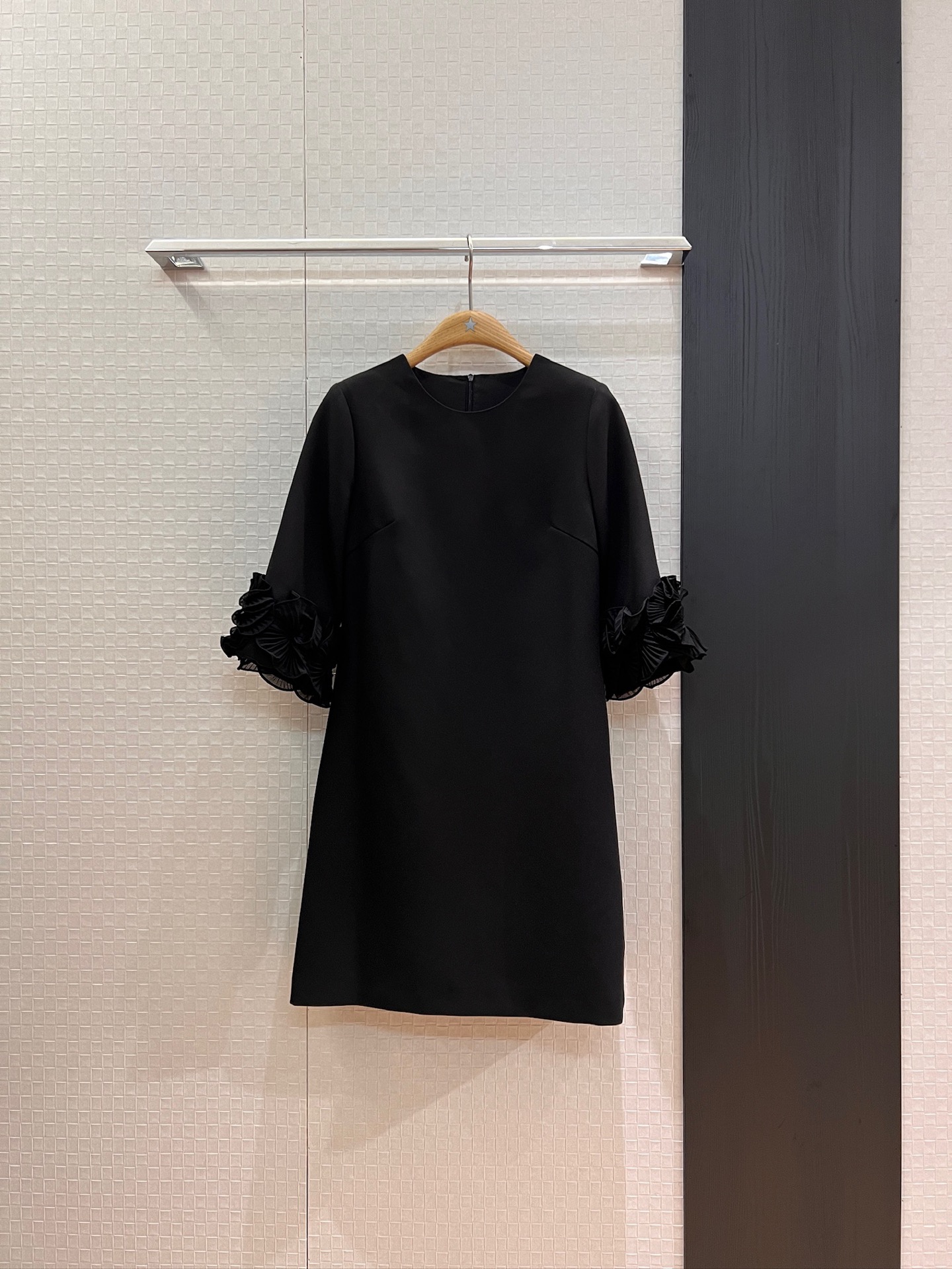 NO:444872,New three-dimensional petal decoration with a quarter-sleeved dress with three-dimensional tailoring, waist-hugging, slimming, pockets on both sides, versatile temperament, sweet and age-reducing Apricot red black S-XL,, skirts, alexander wang19860909新款立体花瓣装饰七分袖连衣裙立体剪裁 收腰显瘦 两侧有口袋气质百搭 甜美减龄 杏色红色黑色 S-XL,,skirts,alexander wang,Women's clothing