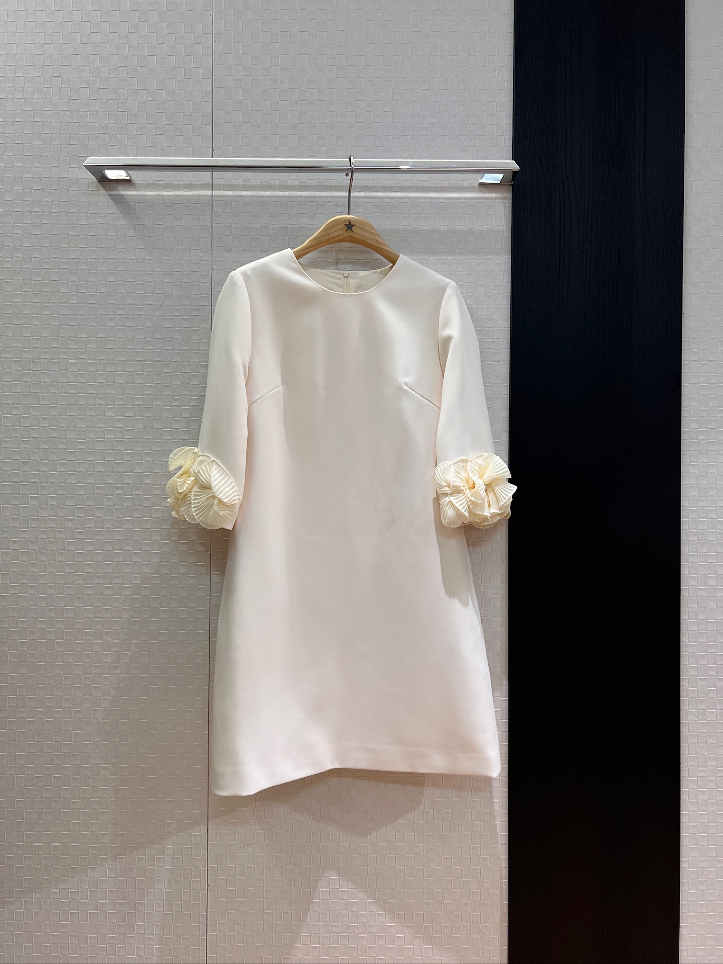 NO:444903,New three-dimensional petal decoration with a quarter-sleeved dress with three-dimensional tailoring, waist-hugging, slimming, pockets on both sides, versatile temperament, sweet and age-reducing Apricot red black S-XL,, skirts, alexander wang19860909新款立体花瓣装饰七分袖连衣裙立体剪裁 收腰显瘦 两侧有口袋气质百搭 甜美减龄 杏色红色黑色 S-XL,,skirts,alexander wang,Women's clothing