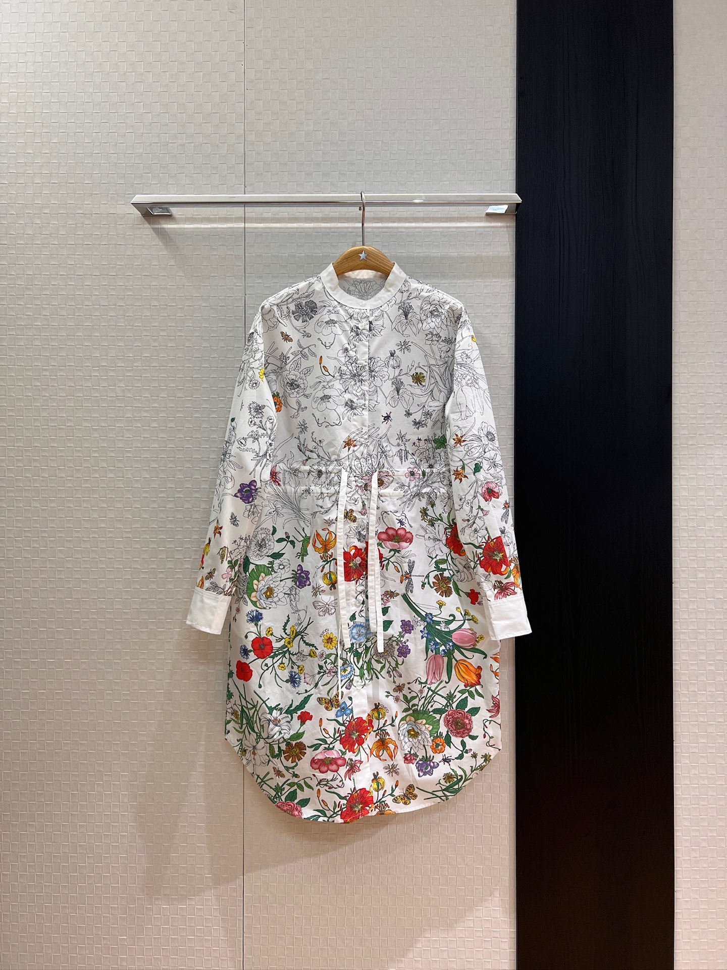 NO:444917,New sketched floral colorful flowers round neck shirt dress, dress waist drawstring waist decoration, irregular hem with pockets on both sides, loose and casual temperament and age-reducing SML, skirts, alexander wang19860909新款素描花卉彩色花朵圆领衬衣裙 连衣裙腰围抽绳收腰装饰 不规则下摆两侧有口袋 宽松休闲 气质减龄 SML,,skirts,alexander wang,Women's clothing