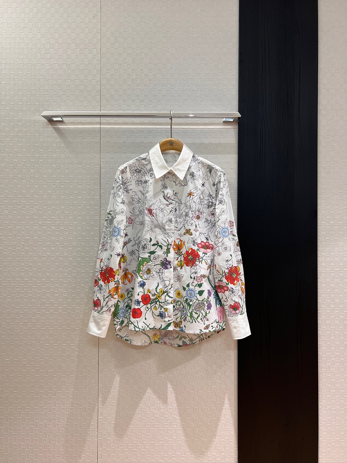 NO:444930,New colorful floral printed shirts are very summery and age-reducing. The hem is short in front and long in back and is loose and casual. Fashionable and versatile. SML, alexander wang19860909新款彩色花卉印花衬衣很夏天减龄 下摆前短后长宽松休闲 时尚百搭 SML,,alexander wang,Women's clothing