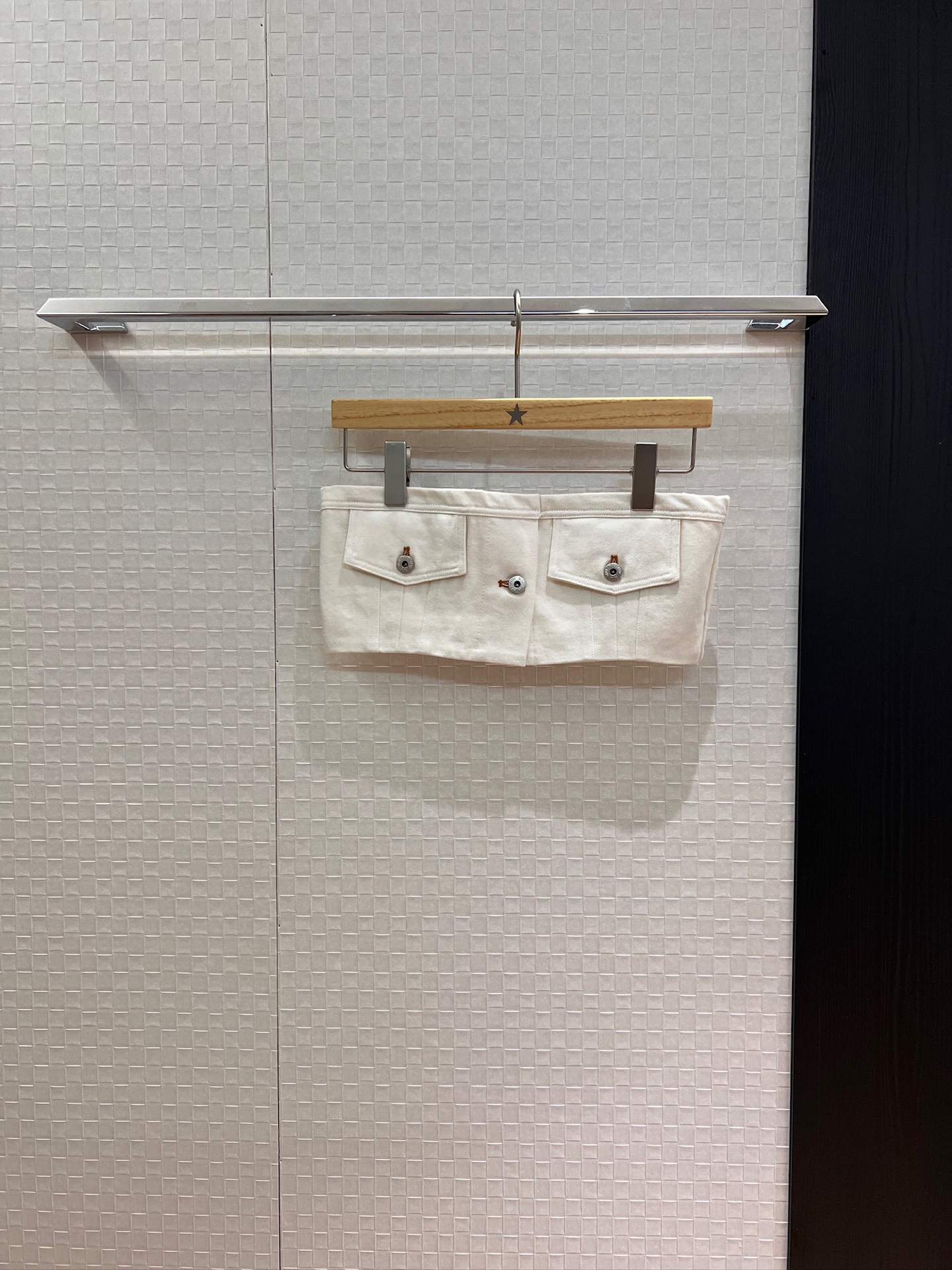 NO:445880,Strap trousers new style navy series miu white denim strap stitching design white jeans wide-leg pants collar non-slip strip design classic patch logo letter decoration hardware accessories mold opening hot girls age reduction casual and versatile SML, miumiu, jeans, alexander wang19860909抹胸 裤新款海军风系列 miu系白色牛仔抹胸拼接设计白色牛仔裤 工装阔腿裤 领口防滑条设计 经典贴布logo字母装饰 五金配件开模辣妹减龄 休闲百搭 SML,,miumiu,jeans,alexander wang,Women's clothing