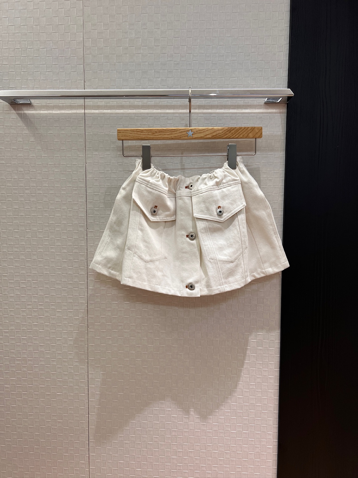 NO:445905,New navy style series Miu series elastic waist denim skirt, fluffy short skirt, classic patch logo letter decoration, hardware accessories mold opening and matching jacket and strapless, essential for age reduction SML, miumiu, skirts, jackets & coats, alexander wang19860909新款海军风系列 miu系松紧腰牛仔半裙 蓬蓬短裙经典贴布logo字母装饰 五金配件开模搭配外套抹胸 减龄必备 SML,,miumiu,skirts,jackets & coats,alexander wang,Women's clothing