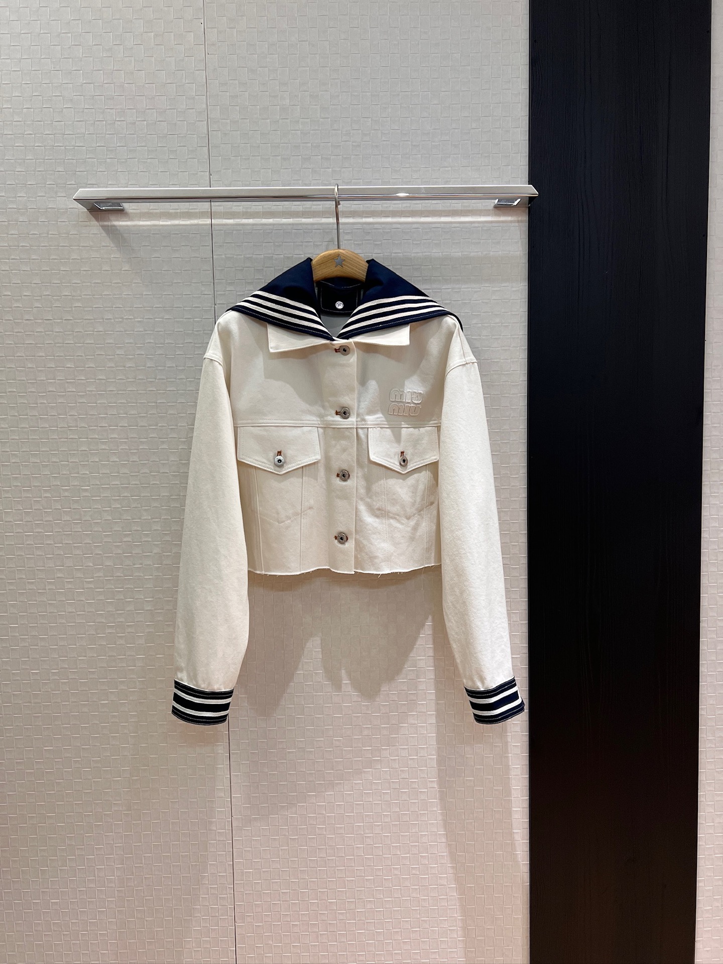 NO:445890,New Navy Style Series Miu Navy Collar White Denim Jacket Collar Can Be Removable Two-Wear Hem Scale Cut Width and Casual, Wear the same skirt, Eat Reducing Eat SML, Miumiu, Skirts, Jackets & Coats, Alexander Wang19860909新款海军风系列 miu系海军领白色牛仔外套领子可拆两穿 下摆散边裁剪宽约休闲 搭同半裙 减龄必备 SML,,miumiu,skirts,jackets & coats,alexander wang,Women's clothing
