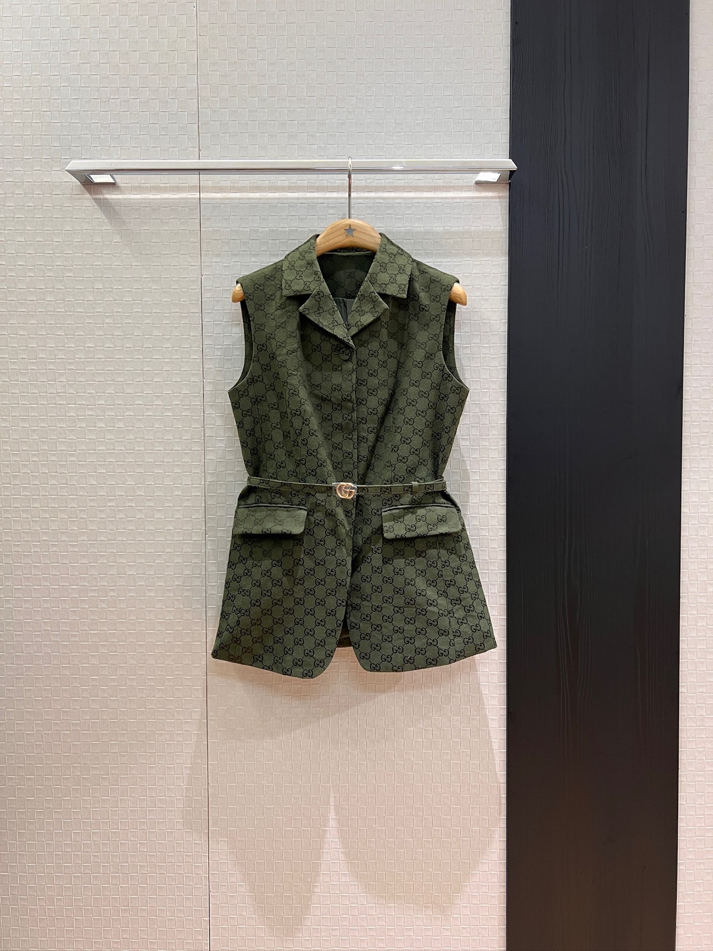 NO:446896,The same style of new stars, double G jacquard military green lapel vest jacket, delivery double G small belt decorative three-dimensional tailoring, slim and layered single wear, shorts and trousers, casual and fashionable SML, shorts, jackets & coats, alexander wang19860909新款明星同款 双G提花军绿翻领马甲外套 配送双G小腰带装饰立体剪裁 修身显瘦叠穿单穿 搭短裤搭西裤 休闲时尚 SML,,shorts,jackets & coats,alexander wang,Women's clothing