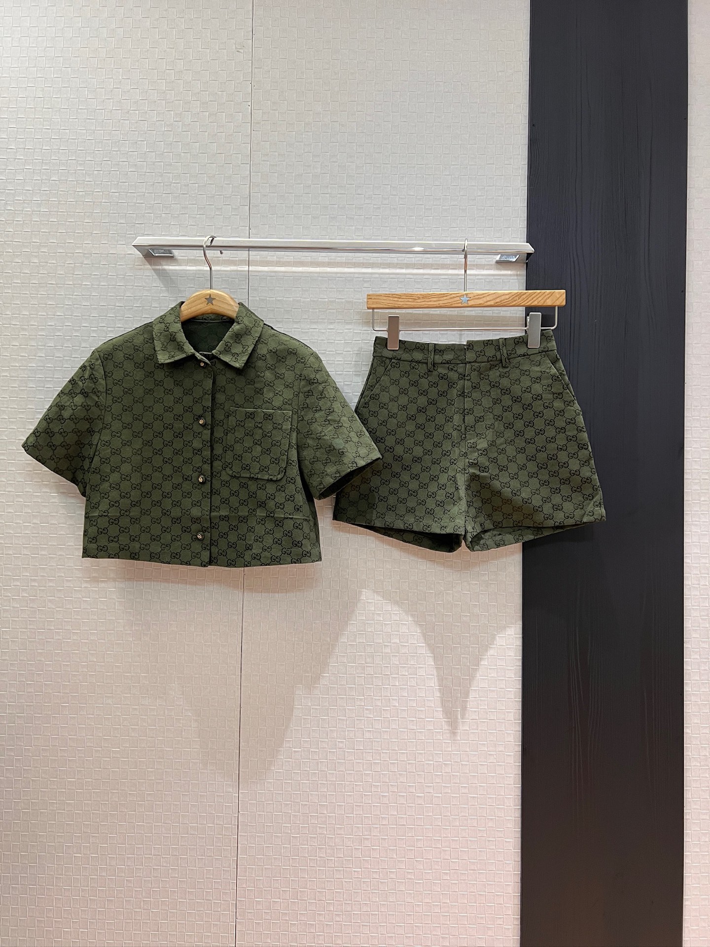 NO:446909,Jackets Short new double G jacquard short jacket same style suit shorts Double G buckles Fashion classic temperament versatile age-reducing essential SML, shorts, jackets & coats, business suit, alexander wang19860909外套 短新款双G提花短款外套同款西装短裤 双G包扣 时尚经典 气质百搭 减龄必备 SML,,shorts,jackets & coats,business suit,alexander wang,Women's clothing