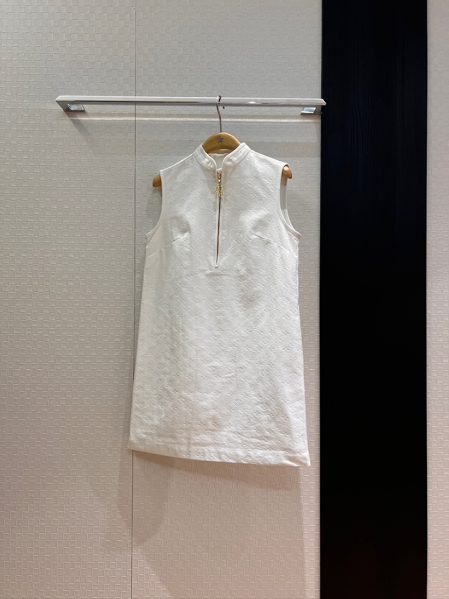 NO:446921,New white small standing collar old-fashioned jacquard denim sleeveless vest dress straight slim fit with pockets on both sides Metal logo zipper temperament commuting, age-reducing versatile SML, skirts, alexander wang19860909新款白色小立领老花提花牛仔 无袖背心连衣裙直筒修身 两侧有口袋 金属logo拉锁气质通勤 减龄百搭 SML,,skirts,alexander wang,Women's clothing