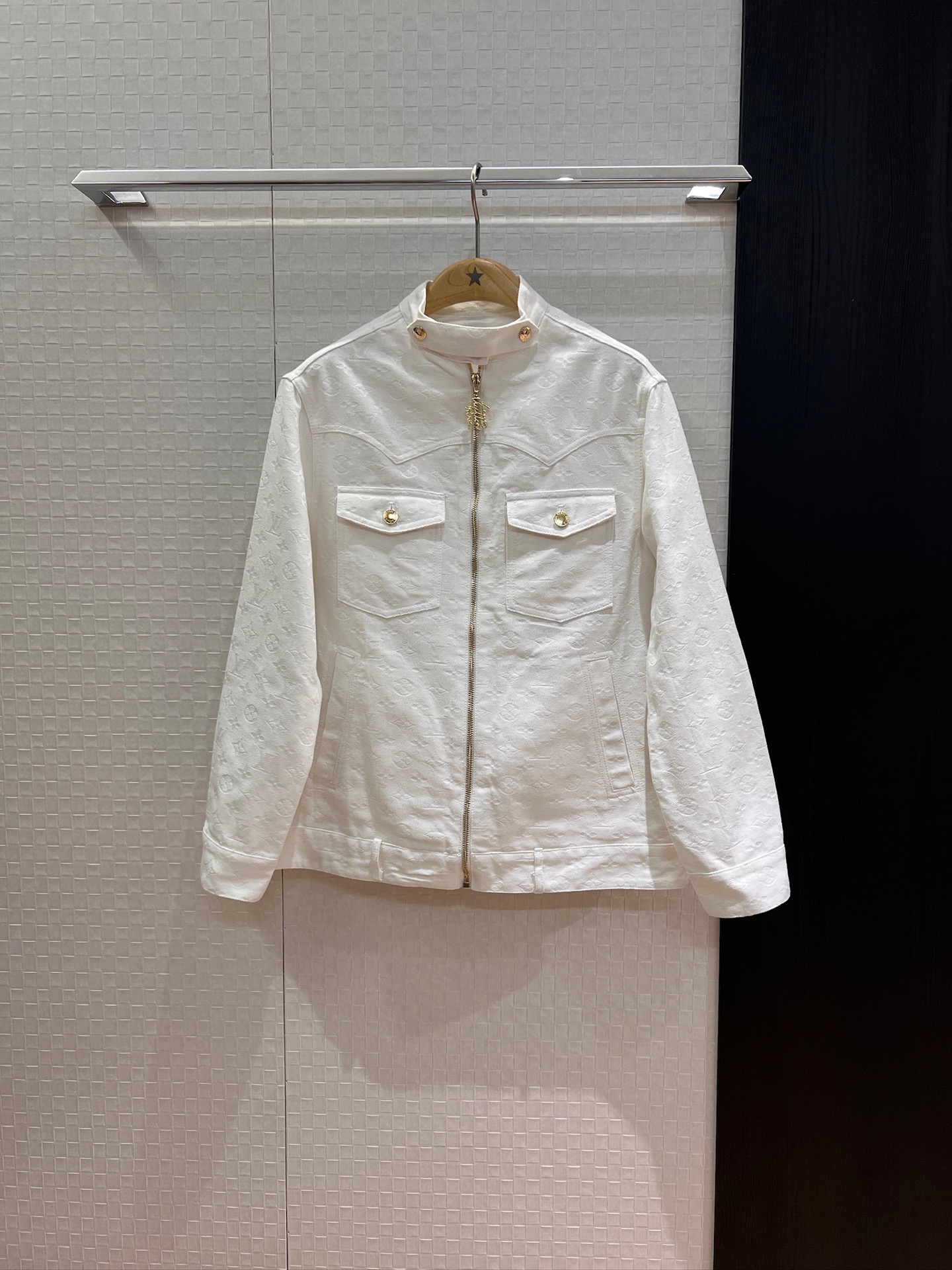 NO:446933,New old-fashioned jacquard white stand-collar denim jacket loose and casual mold opening hardware accessories fashionable and versatile age-reducing must-have shorts and trousers SML, shorts, jackets & coats, alexander wang19860909新款老花提花白色立领牛仔外套宽松休闲 开模五金配件 时尚百搭 减龄必备搭短裤长裤 SML,,shorts,jackets & coats,alexander wang,Women's clothing