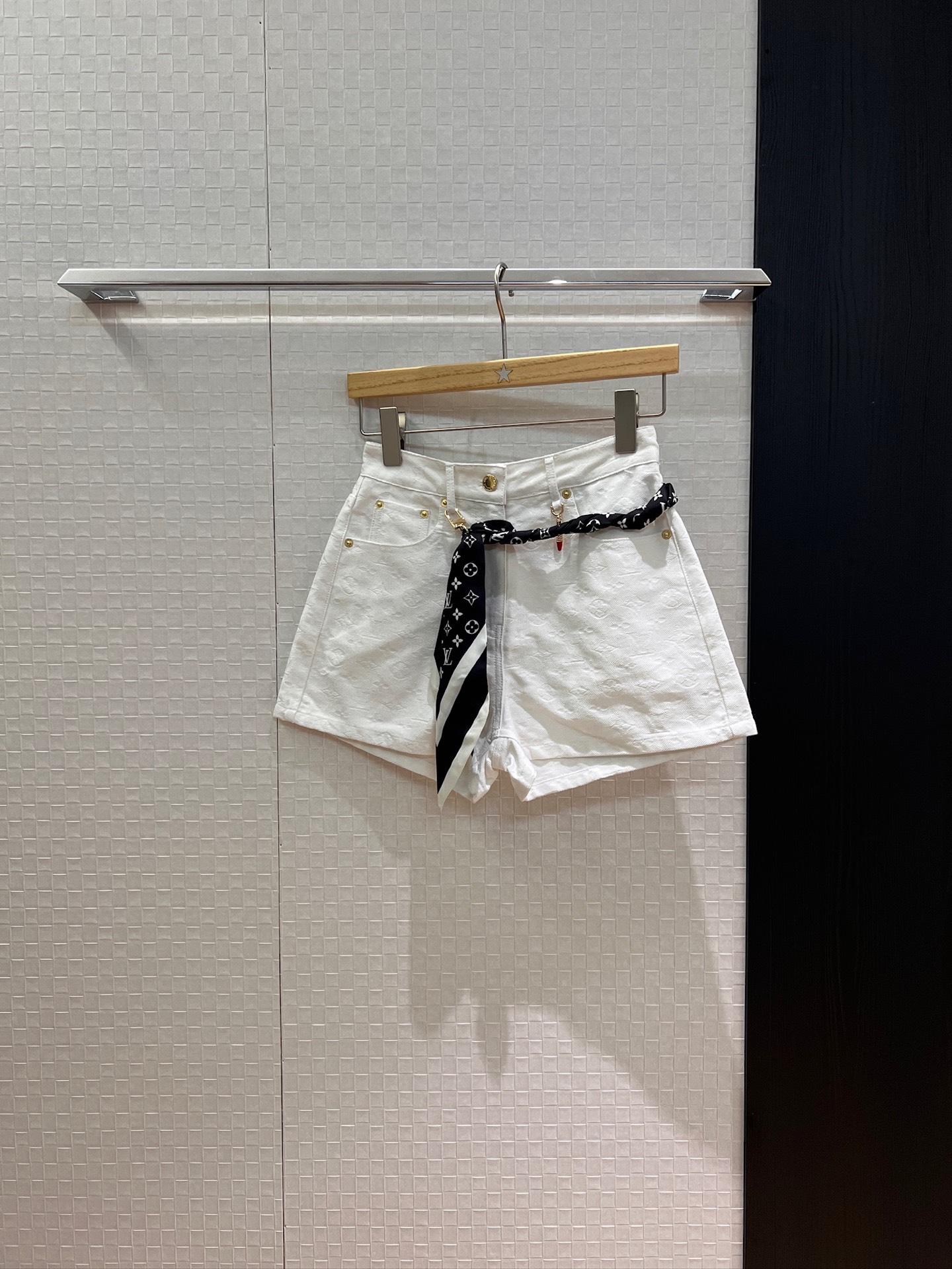 NO:446956,New silk scarf decorative presbyterian white denim shorts lipstick decoration slim fit and slim-fitting jacket, age-reducing versatile SML, shorts, jackets & coats, alexander wang19860909新款丝巾装饰老花白色牛仔短裤口红吊饰 修身显瘦搭外套 减龄百搭 SML,,shorts,jackets & coats,alexander wang,Women's clothing