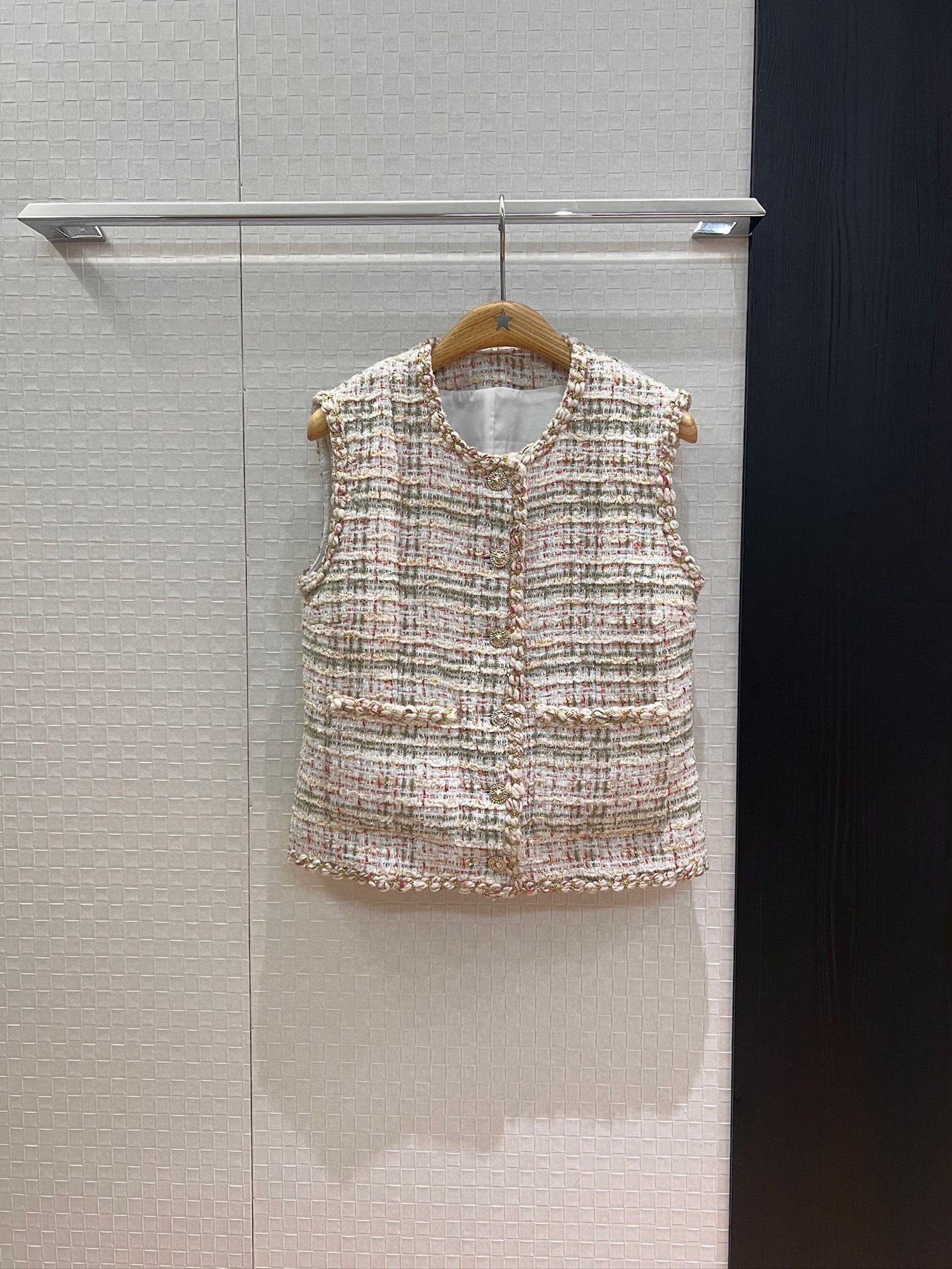 NO:448144,New wool tweed sleeveless vest jacket with gold thread hand-woven edges, pocket decoration on both sides, celebrity temperament, hardware mold opening, temperament versatile SML,, jackets & coats,alexander wang19860909新款羊毛粗花呢无袖马甲外套金线手工编织边 两侧口袋装饰 名媛气质 五金开模 气质百搭 SML,,jackets & coats,alexander wang,Women's clothing