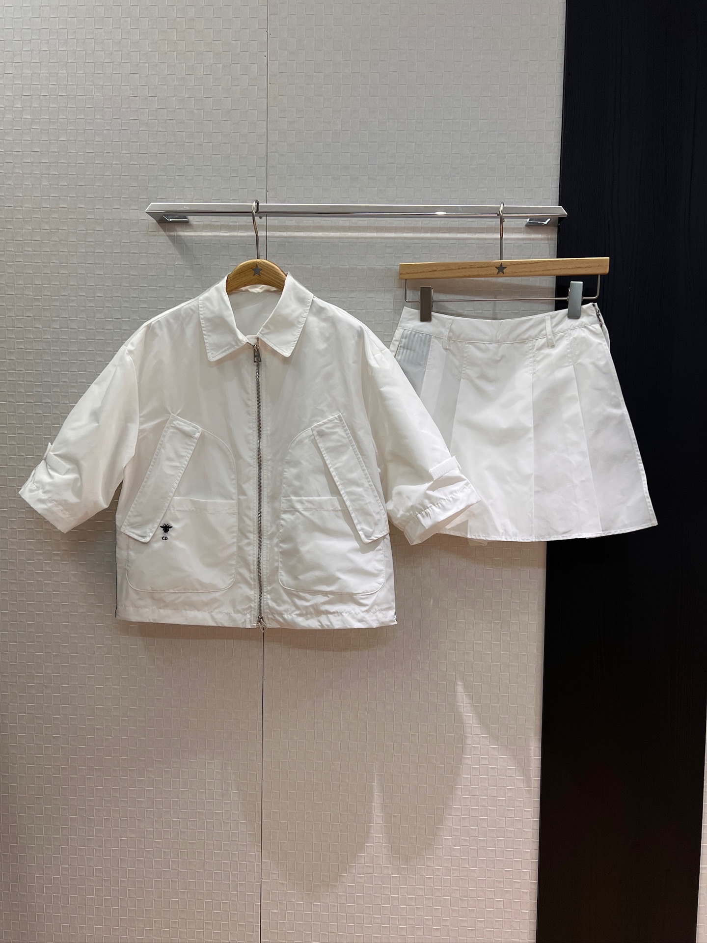 NO:448156,Tops, short new side logo striped webbing decoration, mid-sleeved lapel short top jacket, pleated skirt and decorative shorts, embroidered bee, casual sports, essential for age reduction, SML, skirts, shorts, jackets & coats, alexander wang19860909上衣 短新款侧边logo条纹织带装饰 中袖翻领短款上衣外套拼百褶裙摆装饰短裤 刺绣小蜜蜂 休闲运动 减龄必备 SML,,skirts,shorts,jackets & coats,alexander wang,Women's clothing