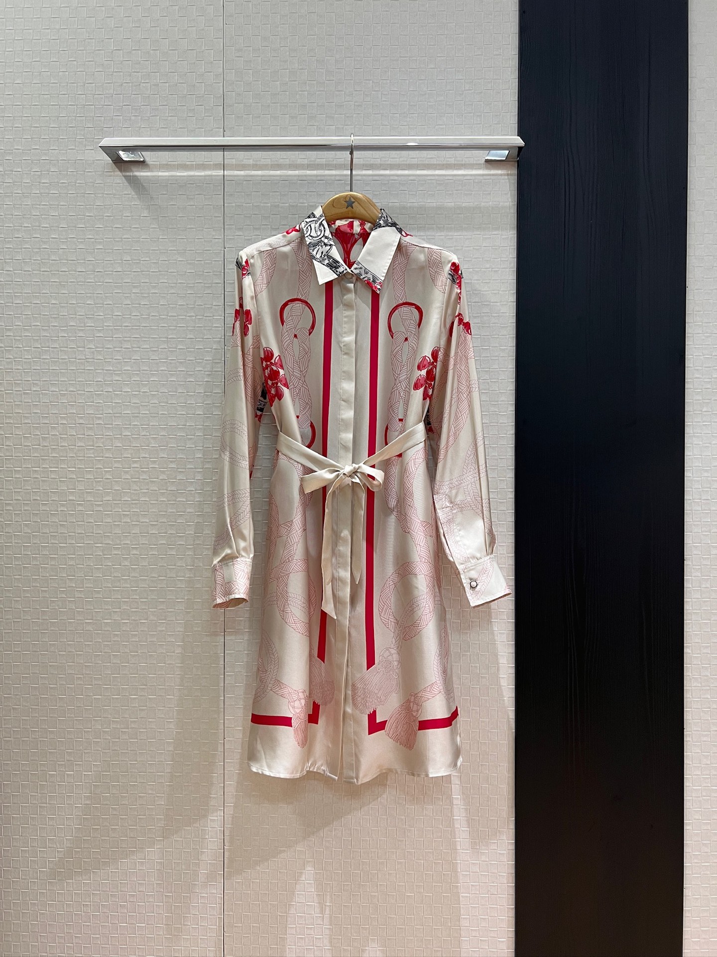 NO:448107,New positioned printed silk twill silk dress Heavy silk shirt dress Belt and waist closure to show simple and fashionable waist Temperament commuter socialite temperament S-XL, skirts, real silk, alexander wang19860909新款定位印花真丝斜纹真丝连衣裙 重磅真丝衬衣裙 系腰带收腰显腰简约时髦 气质通勤名媛气质 S-XL,,skirts,real silk,alexander wang,Women's clothing