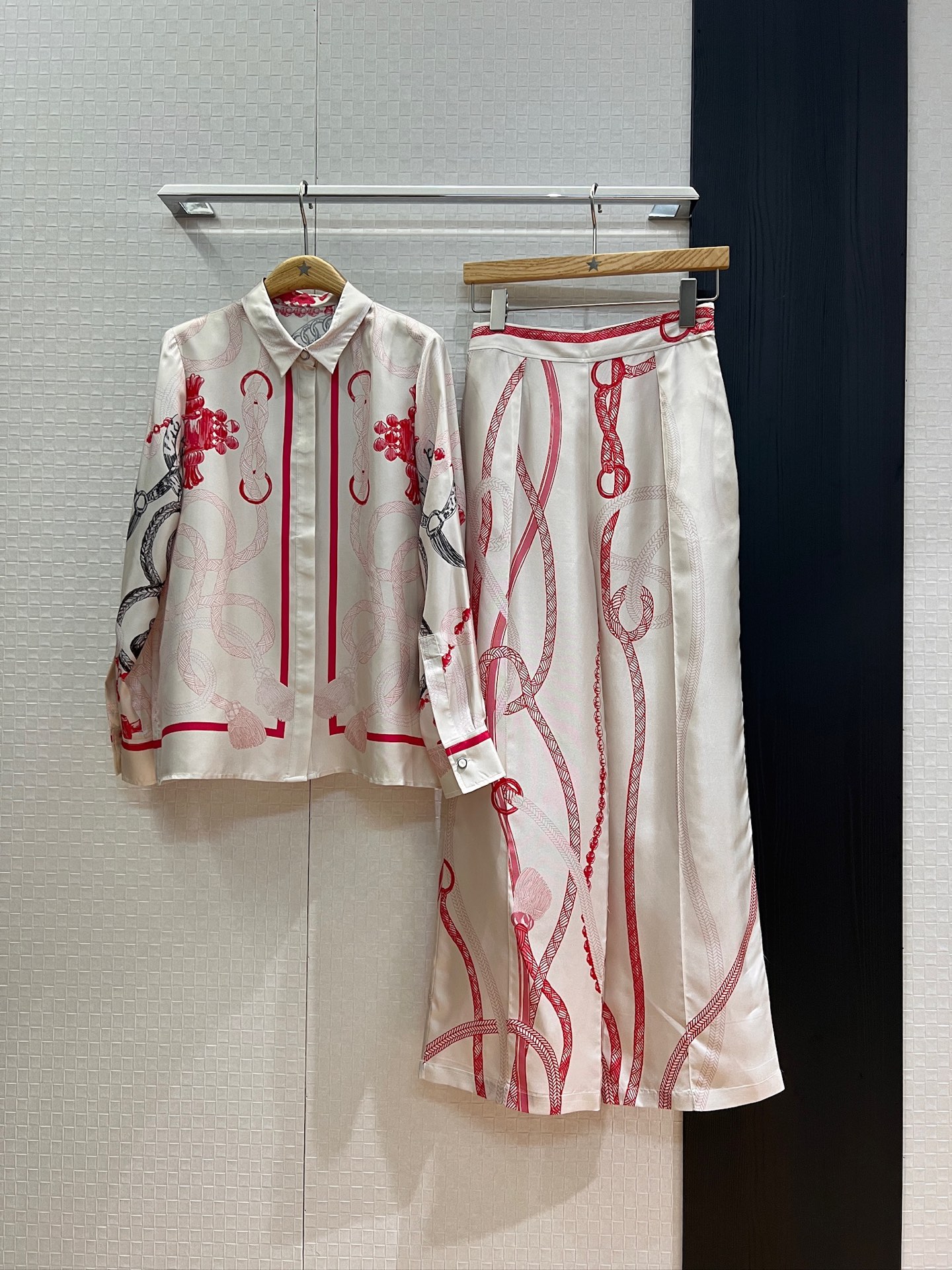 NO:448114,Shirt pants new positioning printed silk twill shirt positioning flower silk wide-leg pants fashionable and versatile temperament. It can be worn in one set or separately. Black and white S-XL, real silk, alexander wang19860909衬衣 裤新款定位印花真丝斜纹衬衣定位花真丝阔腿裤时尚百搭 气质慵懒 可一套或分开搭 黑色白色 S-XL,,real silk,alexander wang,Women's clothing