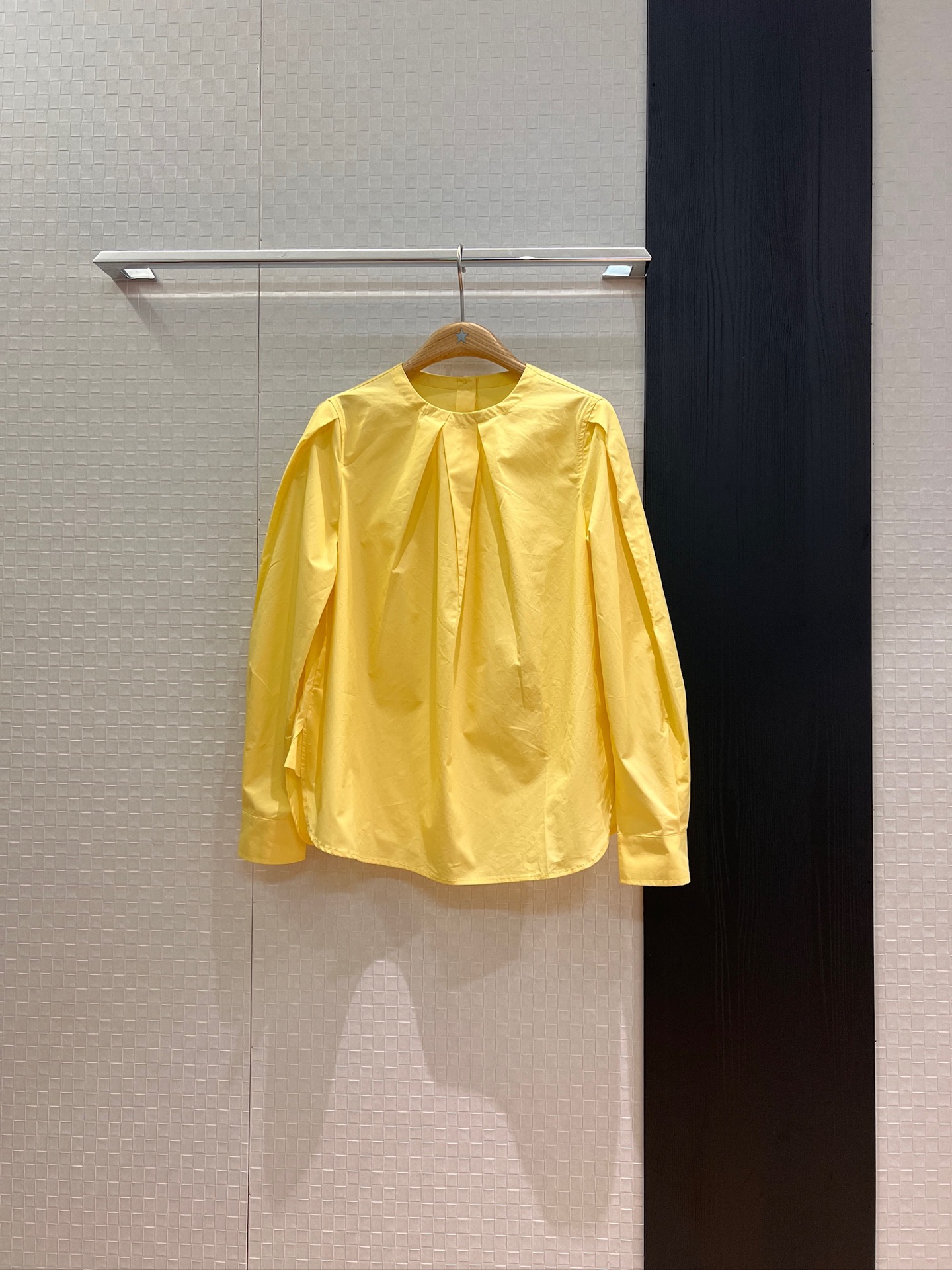 NO:448121,New models are available for wearable front and back, with open button design, lantern sleeves, round neck shirt, pinched wrinkle design, loose and casual, commuting, versatile, fashionable and age-reducing SML,,alexander wang19860909新款来袭前后可穿 背后开扣设计灯笼袖圆领衬衣捏褶皱设计 宽松休闲 通勤百搭时尚减龄 SML,,alexander wang,Women's clothing