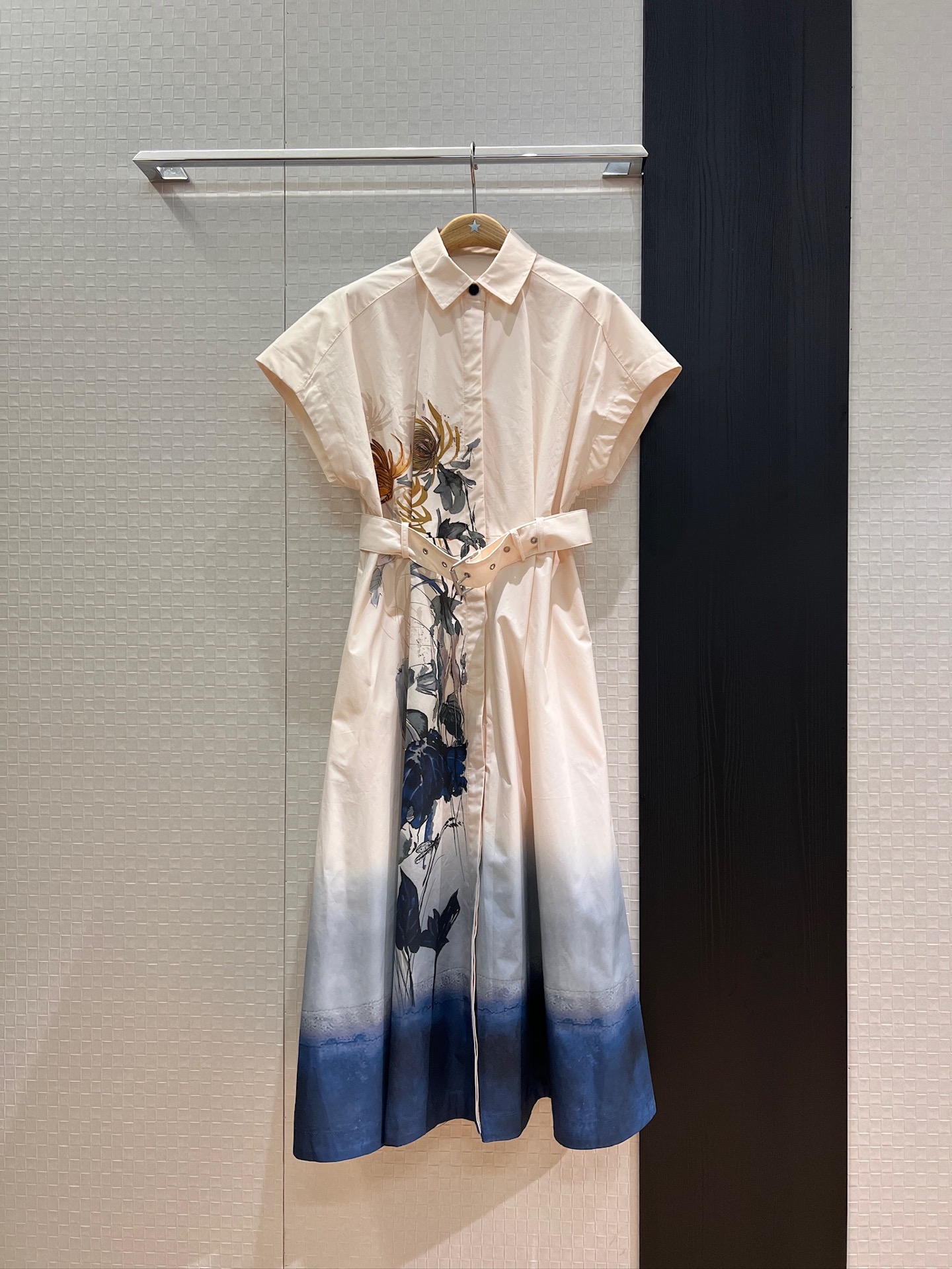 NO:449330,New early autumn series Chinese style lotus leaf autumn chrysanthemum ink painting printed lapel drop rotator sleeve dress long skirt delivery belt waist decoration pockets on both sides elegant and intellectual temperament and age-reducing SML, skirts, alexander wang19860909新款早秋系列 中式荷叶秋菊水墨丹青印花翻领落肩袖连衣裙 长裙配送腰带 收腰装饰 两侧有口袋优雅知性 气质减龄 SML,,skirts,alexander wang,Women's clothing