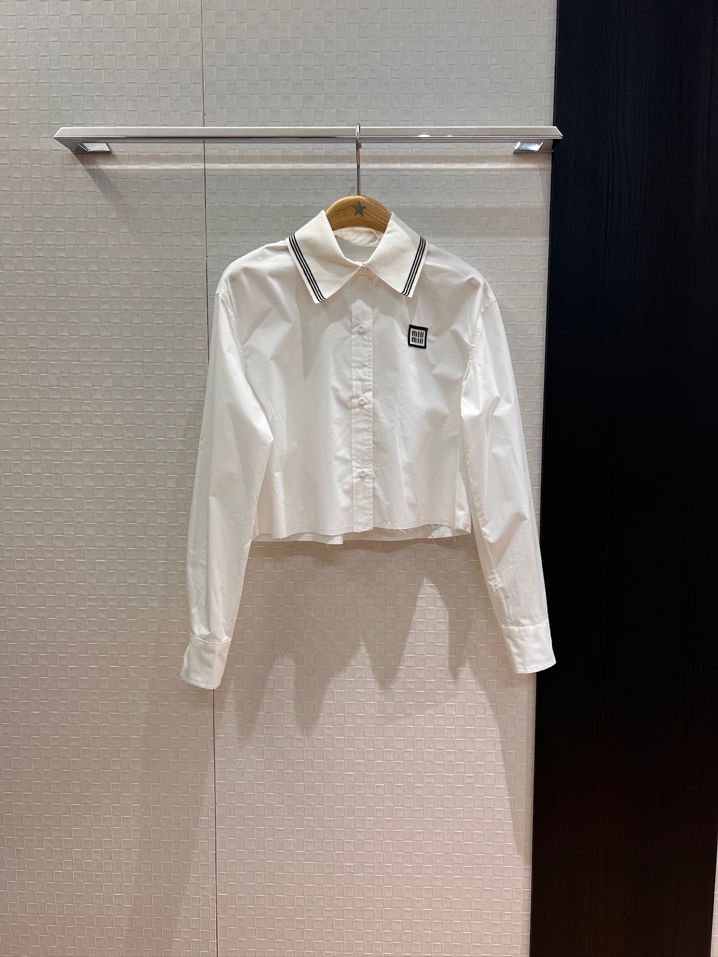 NO:449346,New striped lapel white short shirt with Miu letter logo embroidered logo hem bristle sweet and age-reducing skirt SML, miumiu, skirts, alexander wang19860909新款条纹边翻领白色短款衬衣胸前Miu字母logo刺绣徽标下摆毛边 甜系减龄 搭同系列半裙 SML,,miumiu,skirts,alexander wang,Women's clothing