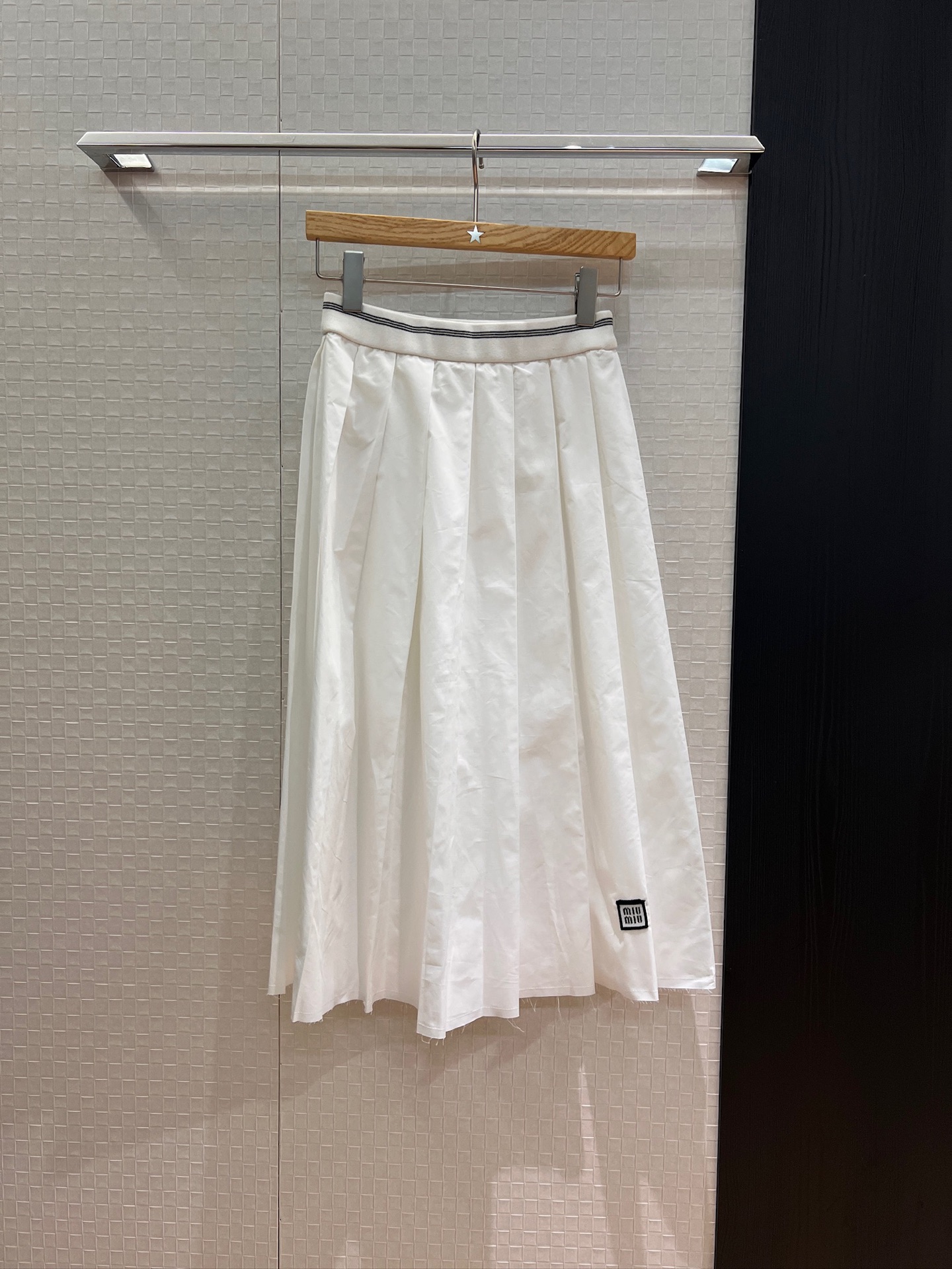 NO:449283,New style, striped elastic waist, embroidered logo, decorative pleated skirt, classic and versatile single product, must-have for age reduction, skirt locked edges, playful and cute, can be matched with the same shirt SML,,miumiu, skirts,alexander wang19860909新款学院风 条纹松紧腰 刺绣logo徽标装饰毛边百褶半裙 经典百搭单品miu里miu气 减龄必备 裙摆锁边毛边俏皮可爱 可搭同款衬衣 SML,,miumiu,skirts,alexander wang,Women's clothing