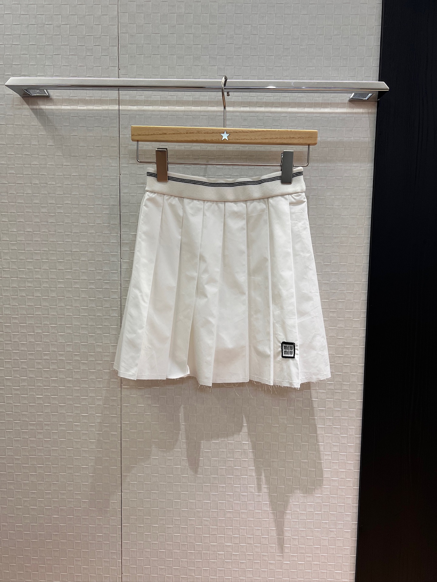 NO:449300,New college style embroidered logo logo decoration striped elastic waist fur pleated skirt Mini skirt Shorts lining Classic versatile single item Miu Miu air Must-reduce age-reducing skirt lock edge fur playful and cute Can be matched with the same shirt SML, Miumiu, skirts, shorts, alexander wang19860909新款学院风 刺绣logo徽标装饰 条纹松紧腰毛边百褶半裙 迷你短裙 短裤内衬 经典百搭单品miu里miu气 减龄必备 裙摆锁边毛边俏皮可爱 可搭同款衬衣 SML,,miumiu,skirts,shorts,alexander wang,Women's clothing