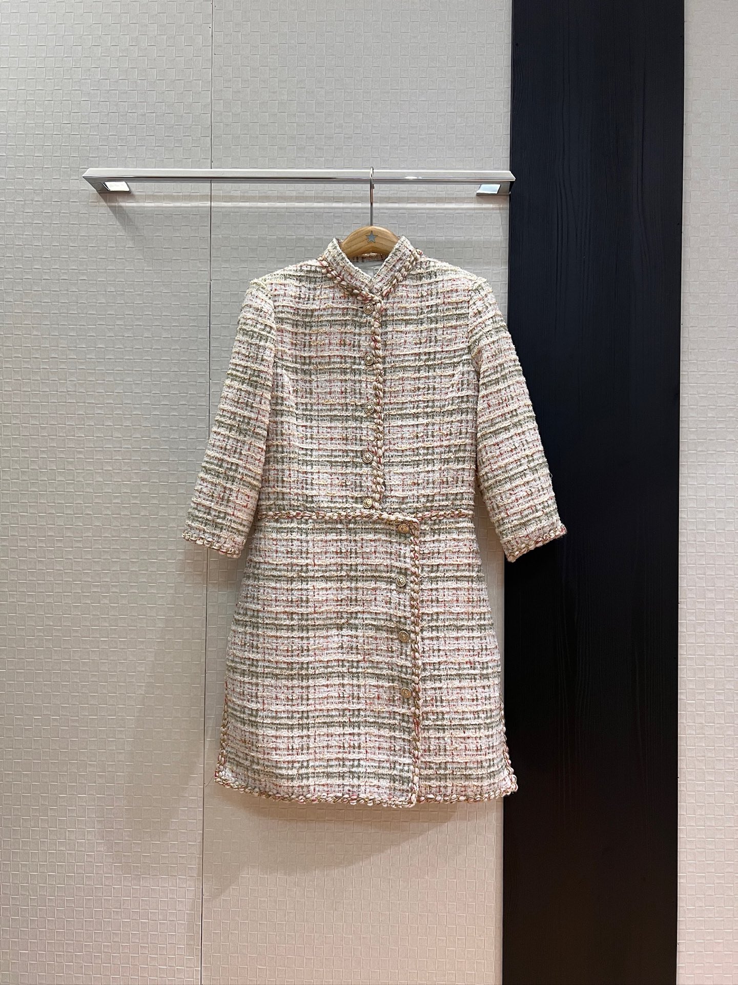 NO:450195,New style, wool tweed stand collar irregular mid-sleeved dress, coat skirt, gold thread braided edges, slits on both sides, three-dimensional tailoring and waist-closing, celebrity temperament, slim fit and slim not picky, must-have for outward styling, SML, skirts, jackets & coats, alexander wang19860909新款秀款 羊毛粗花呢立领不规则中袖连衣裙 外套裙金线编织边 两侧开叉 立体剪裁收腰 名媛气质 修身显瘦不挑人外披凹造型必备 SML,,skirts,jackets & coats,alexander wang,Women's clothing