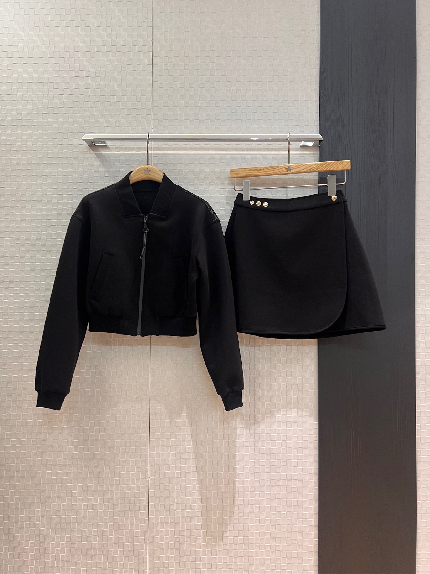 NO:450205,Jacket Used old-fashioned spliced ​​ribbed stand collar baseball uniform short jacket asymmetrical design A-line skirt waist snap button decorative hardware mold opening fashion casual age-reducing versatile black and white SML, skirts, jackets & coats, alexander wang19860909外套 半新款老花拼接罗纹立领棒球服短款外套不对称设计A字半裙 腰围按扣装饰五金开模 时尚休闲 减龄百搭 黑色白色 SML,,skirts,jackets & coats,alexander wang,Women's clothing