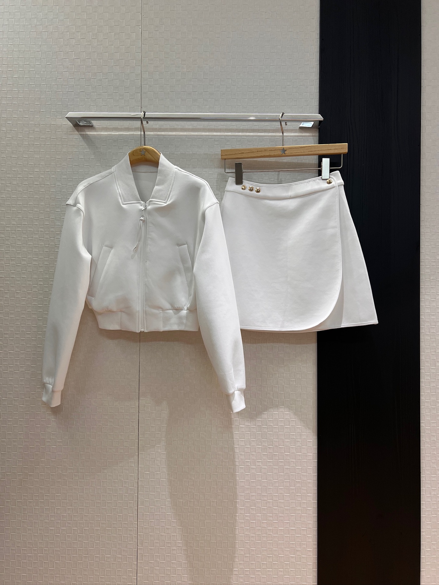 NO:450206,Jacket Used old-fashioned spliced ​​ribbed stand collar baseball uniform short jacket asymmetrical design A-line skirt waist snap button decorative hardware mold opening fashion casual age-reducing versatile black and white SML, skirts, jackets & coats, alexander wang19860909外套 半新款老花拼接罗纹立领棒球服短款外套不对称设计A字半裙 腰围按扣装饰五金开模 时尚休闲 减龄百搭 黑色白色 SML,,skirts,jackets & coats,alexander wang,Women's clothing