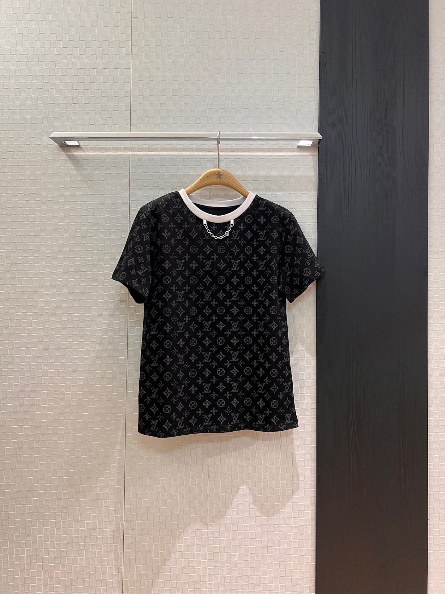 NO:450214,New chain decoration old-fashioned white-collar black T-shirt simple casual fashion age-reducing SML, tees, t-shirt, alexander wang19860909新款链条装饰老花白领黑色T恤简单休闲 时尚减龄 SML,,tees，t-shirt,alexander wang,Women's clothing