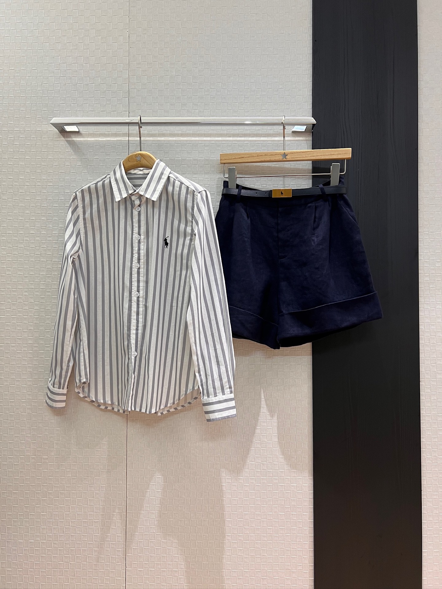 NO:450223,Shirt Shorts New embroidered pony striped cotton linen shirt pony belt linen Bermuda shorts rolled trouser legs design wide-leg shorts old money style lazy casual fashionable and handsome two colors SML, shorts, alexander wang19860909衬衣 短裤 新款刺绣小马条纹棉麻衬衣小马腰带亚麻百慕大短裤 卷边裤脚设计 阔腿短裤老钱风 慵懒休闲 时尚帅气 两色 SML,,shorts,alexander wang,Women's clothing