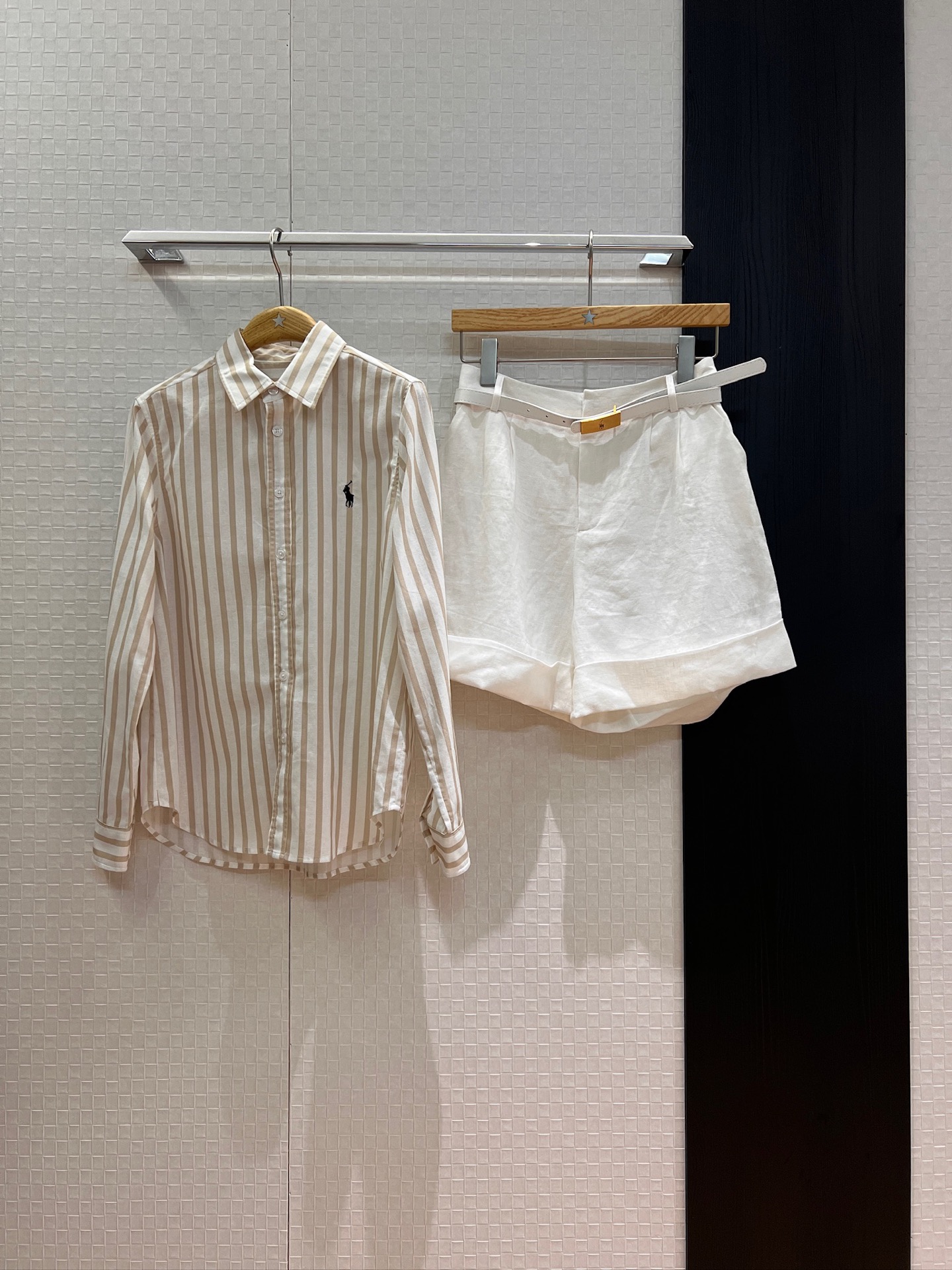 NO:450230,Shirts, shorts, new style of embroidered pony striped cotton linen shirt, pony belt, linen Bermuda shorts, rolled-up pants legs design, wide-leg shorts, old money style, lazy casual, fashionable and handsome, two colors SML, shorts, alexander wang19860909衬衣 短裤新款刺绣小马条纹棉麻衬衣小马腰带亚麻百慕大短裤 卷边裤脚设计 阔腿短裤老钱风 慵懒休闲 时尚帅气 两色 SML,,shorts,alexander wang,Women's clothing