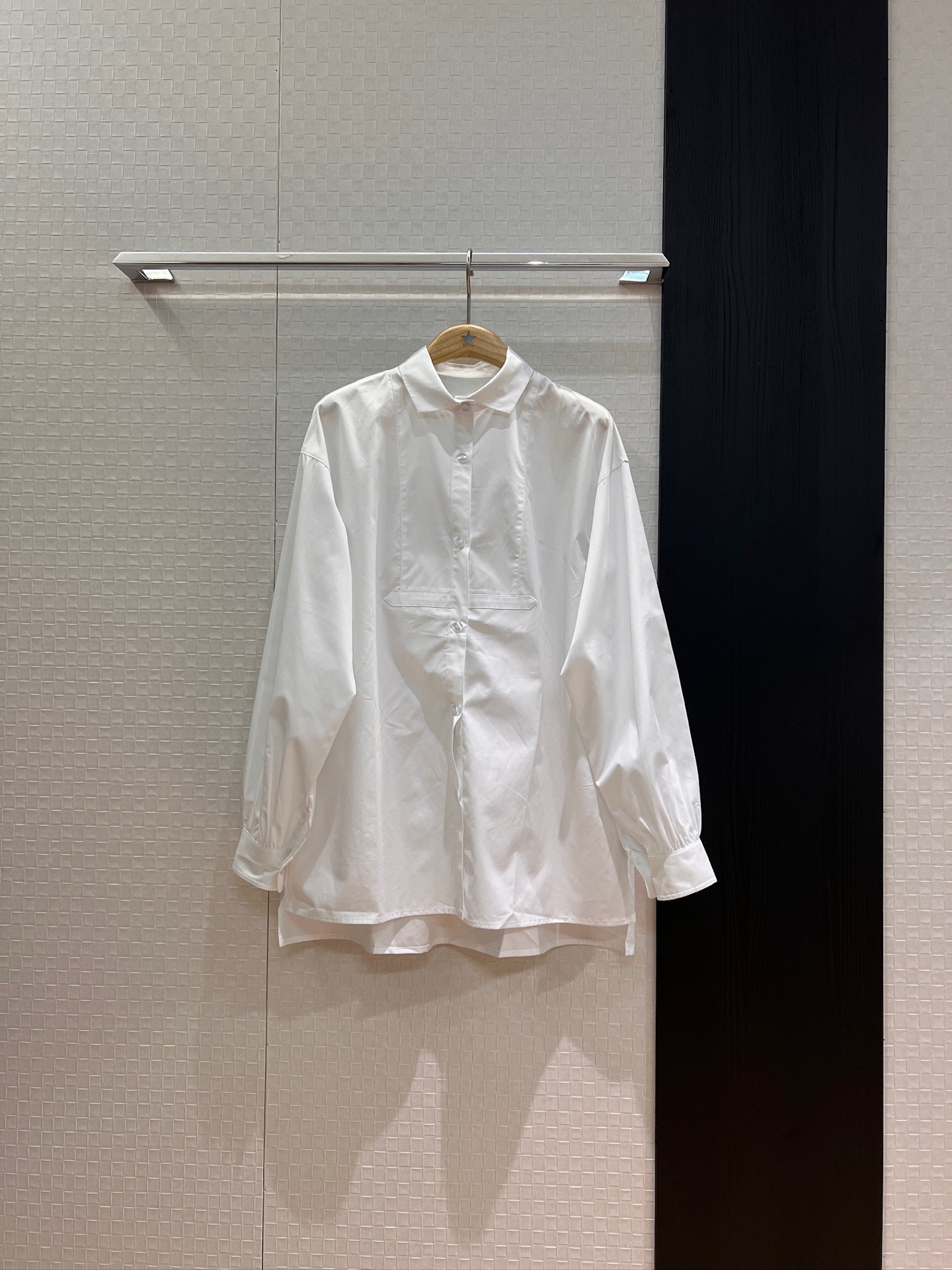 NO:450238,New logo on the back of the logo and leather logo decorate loose shirt lantern sleeve design A-shaped doll style slit, short front and long back, casual age-reducing SML, alexander wang19860909新款背后logo皮标装饰宽松衬衣 灯笼袖设计 A字娃娃版型下摆开叉 前短后长 休闲减龄SML,,alexander wang,Women's clothing