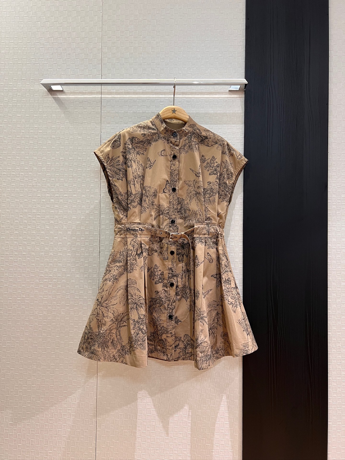 NO:450735,New small stand-up collar and shoulder-decked retro coconut tree printed dress, breasted belt decoration, waist slimming and casual and fashionable, commuting and age-reducing, pockets on both sides of the waist and side embroidered logo letters SML, skirts, alexander wang19860909新款小立领落肩复古椰树印花连衣裙 排扣系腰带装饰 收腰显瘦休闲时尚 通勤减龄 两侧口袋腰侧刺绣logo字母 SML,,skirts,alexander wang,Women's clothing