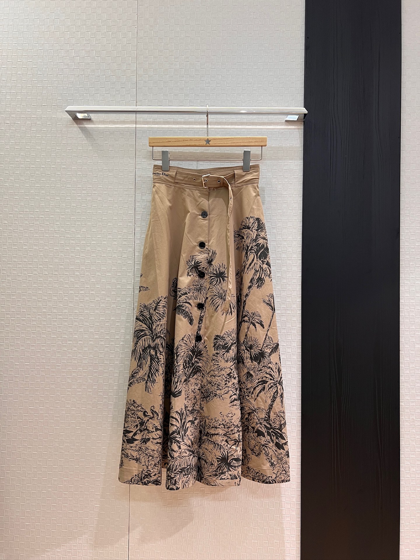 NO:450746,New retro coconut butterfly printed belt decoration, breasted large umbrella skirt, waist embroidered logo letters with pockets on both sides, simple and casual, vacation versatile temperament and age-reducing SML, skirts, alexander wang19860909新款复古椰树蝴蝶印花腰带装饰 排扣大摆伞裙 腰部刺绣logo字母两侧有口袋 简单休闲 度假百搭气质减龄 SML,,skirts,alexander wang,Women's clothing