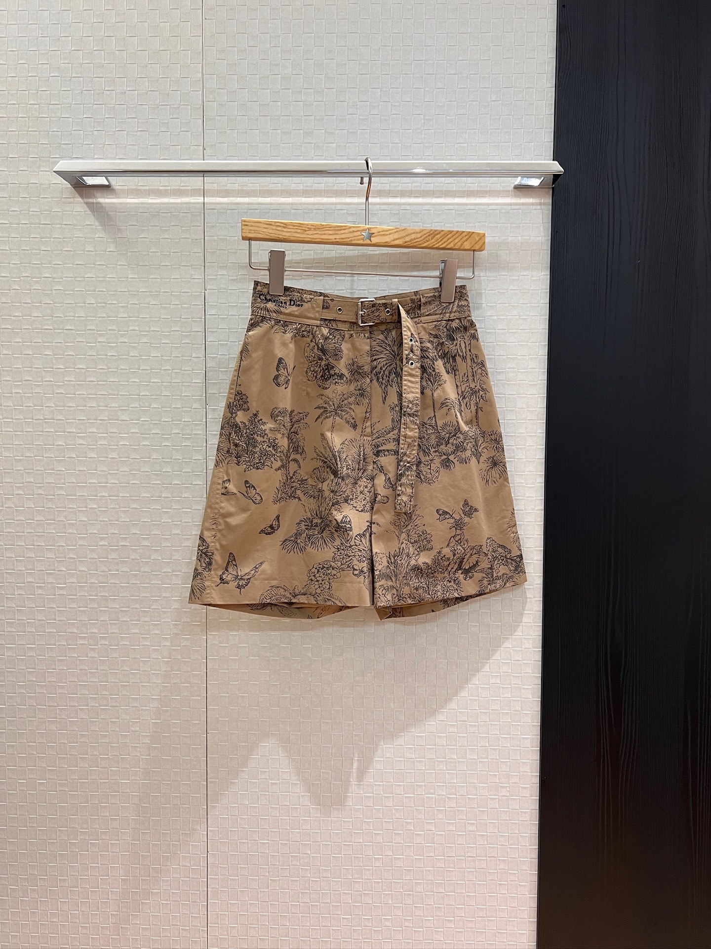 NO:450753,New belt decoration, retro coconut butterfly printed suit shorts, high waist A-shaped waist embroidered logo letters, simple and fashionable pockets on both sides, age-reducing versatile SML,, shorts, business suit, alexander wang19860909新款腰带装饰 复古椰树蝴蝶印花西装短裤 高腰A字 腰部刺绣logo字母 两侧口袋简约时尚 减龄百搭 SML,,shorts,business suit,alexander wang,Women's clothing