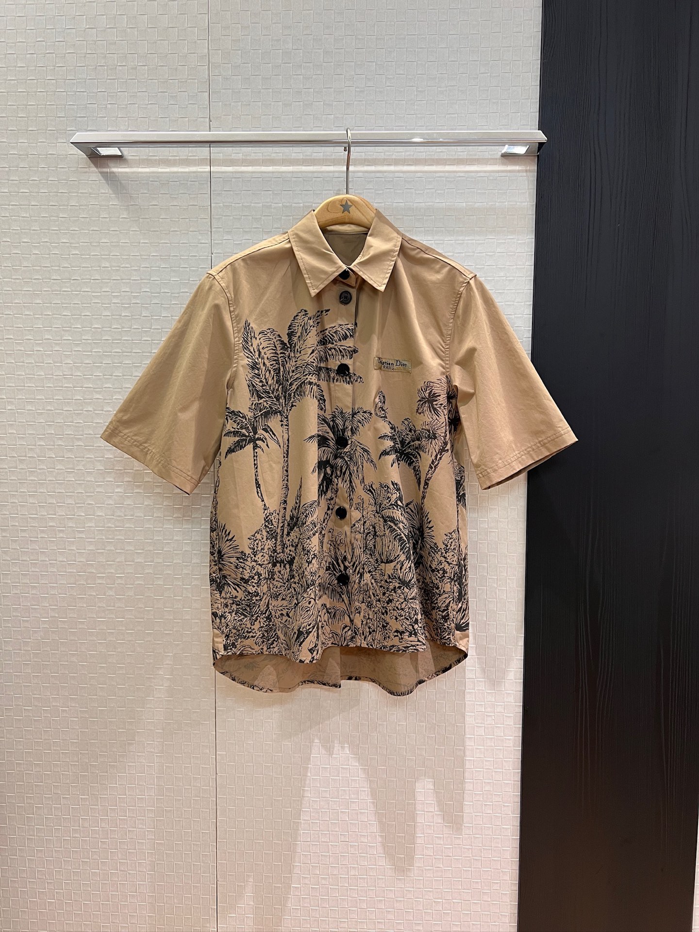 NO:450755,New retro coconut print loose short-sleeved shirt with chest logo logo decoration. Hem short front and back long paired with the same shorts skirt. Casual and versatile. Sweet and cool age-reducing SML, skirts, shorts, T-shirt, alexander wang19860909新款复古椰树印花宽松短袖衬衣胸前logo徽标装饰 下摆前短后长搭同款短裤半裙 休闲百搭 甜酷减龄 SML,,skirts,shorts,T-shirt,alexander wang,Women's clothing