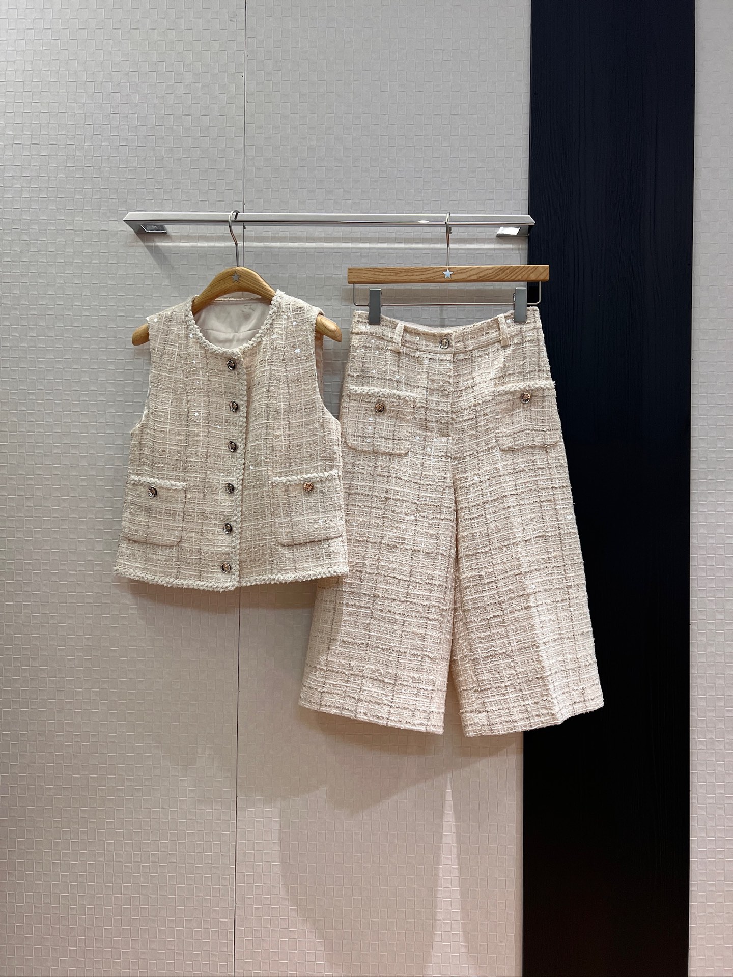 NO:450739,Vest, new style braided edge decoration, tweed vest top, sequin tweed cropped trousers, wool blend, open mold buttons, elegant temperament, elegant commuting SML,,alexander wang19860909马甲 裤新款编织边装饰 粗花呢马甲上衣亮片粗花呢七分裤 羊毛混纺 开模扣子优雅气质 优雅通勤 SML,,alexander wang,Women's clothing