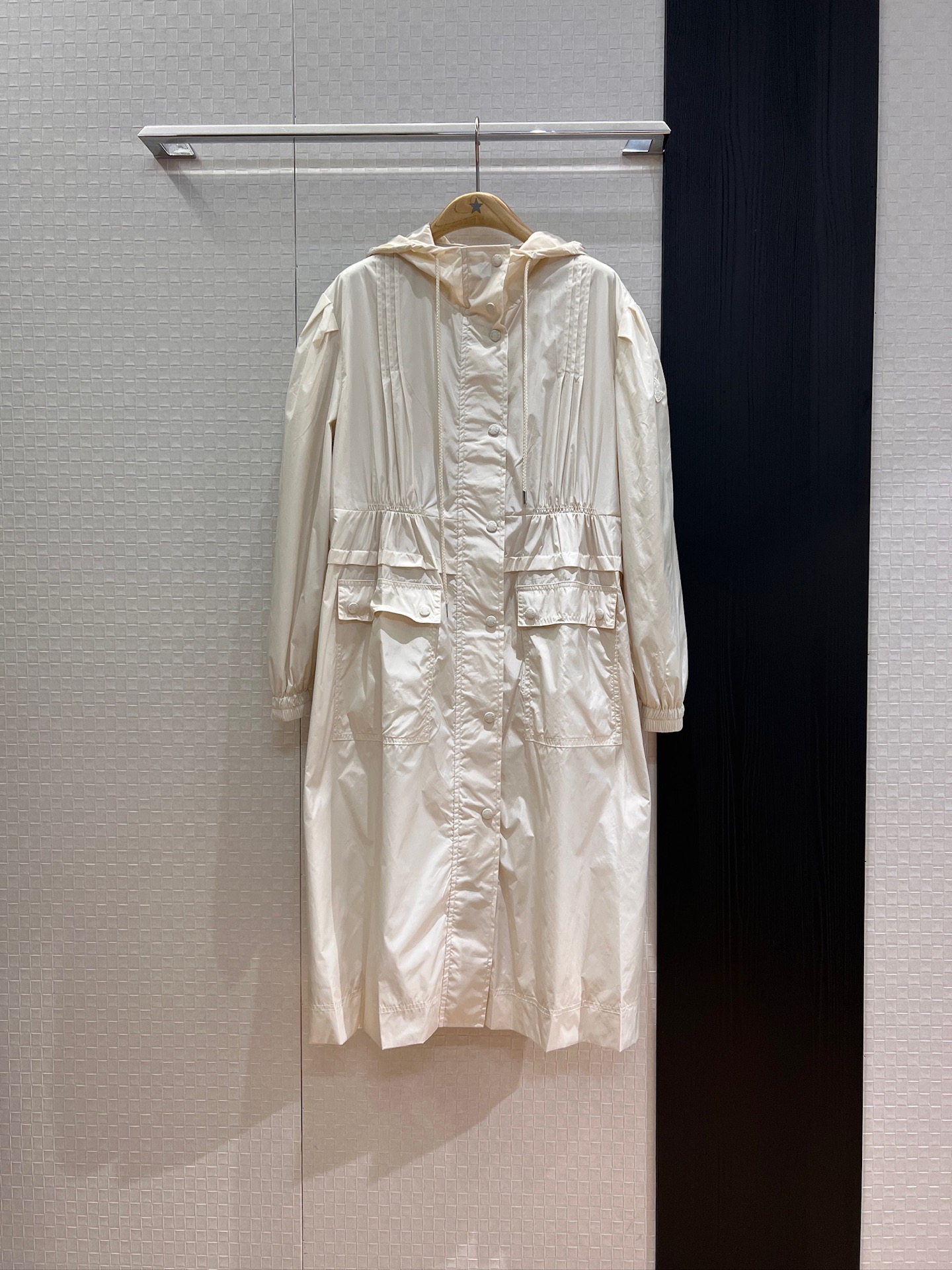 NO:450758,New style is coming with a covert hooded waist design long windbreaker jacket loose and casual waist circumference can be adjusted, waist slim waist-fitting classic logo armband decoration hardware accessories mold opening fashion and versatile loose and age-reducing SML, Moncler, jackets & coats,hats,alexander wang19860909新款来袭蒙口连帽收腰设计长款风衣外套宽松休闲 腰围可抽绳调节 收腰修身经典logo袖标装饰 五金配件开模 时尚百搭 宽松减龄 SML,,Moncler,jackets & coats,hats,alexander wang,Women's clothing