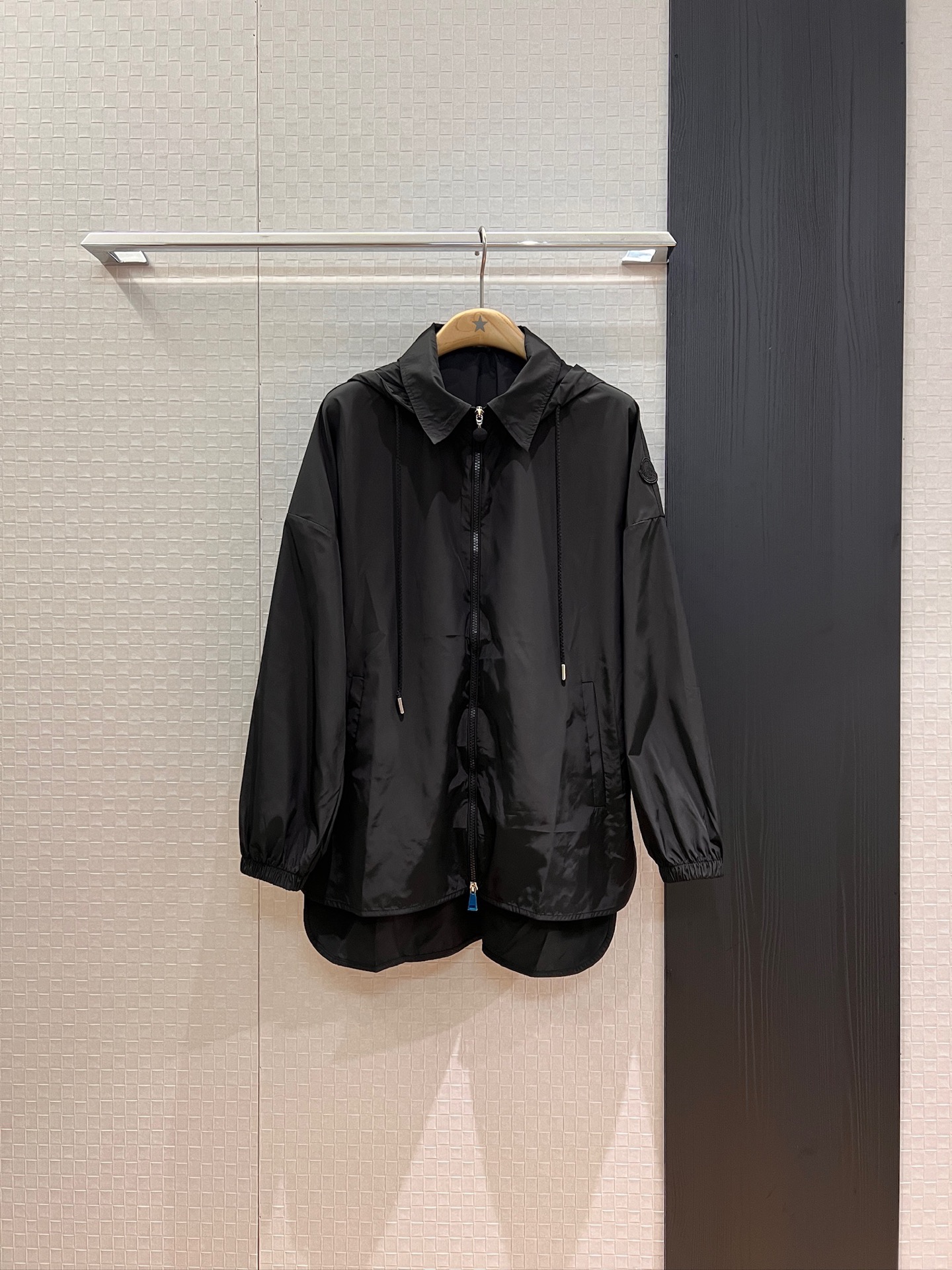 NO:450787,New style is coming with a covert hooded lapel windbreaker jacket. The hat can be taken off. A-shaped loose. The back is stripped and waist-hugging design. The front is short and the back is long. Classic logo armband decoration. Hardware accessories mold opening. Fashionable and versatile. Loose and age-reducing. Black and apricot white. SML, Moncler, jackets & coats,hats,alexander wang.19860909新款来袭蒙口连帽翻领风衣外套 帽子可脱卸 A字宽松 背后打条收腰设计 下摆前短后长经典logo袖标装饰 五金配件开模 时尚百搭 宽松减龄 黑色杏白 SML,,Moncler,jackets & coats,hats,alexander wang,Women's clothing