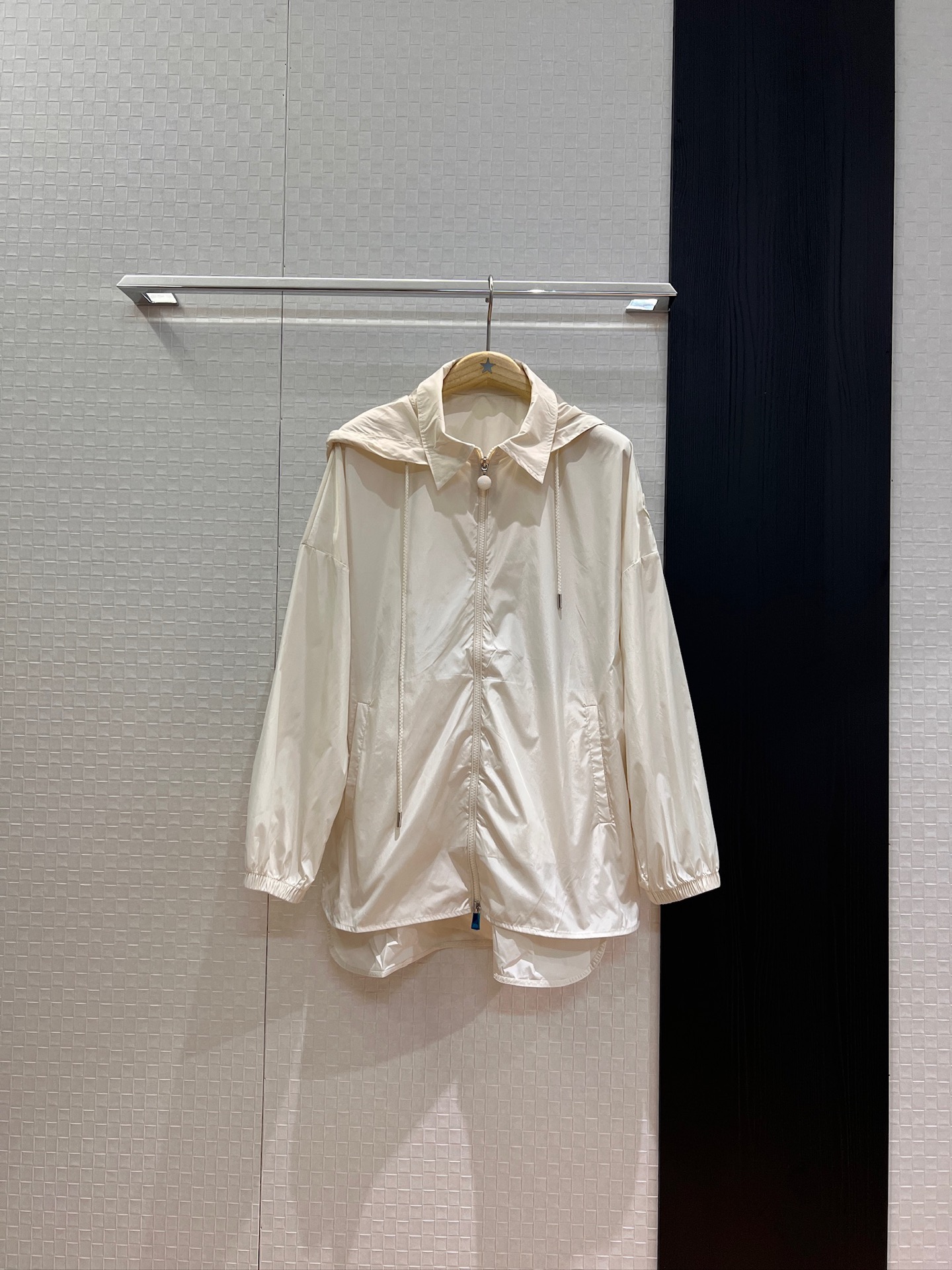 NO:450775,New style is coming with a covert hooded lapel windbreaker jacket. The hat can be taken off. A-shaped loose. The back is stripped and waist-hugging design. The front is short and the back is long. Classic logo armband decoration. Hardware accessories mold opening. Fashionable and versatile. Loose and age-reducing. Black and apricot white. SML, Moncler, jackets & coats,hats,alexander wang.19860909新款来袭蒙口连帽翻领风衣外套 帽子可脱卸 A字宽松 背后打条收腰设计 下摆前短后长经典logo袖标装饰 五金配件开模 时尚百搭 宽松减龄 黑色杏白 SML,,Moncler,jackets & coats,hats,alexander wang,Women's clothing