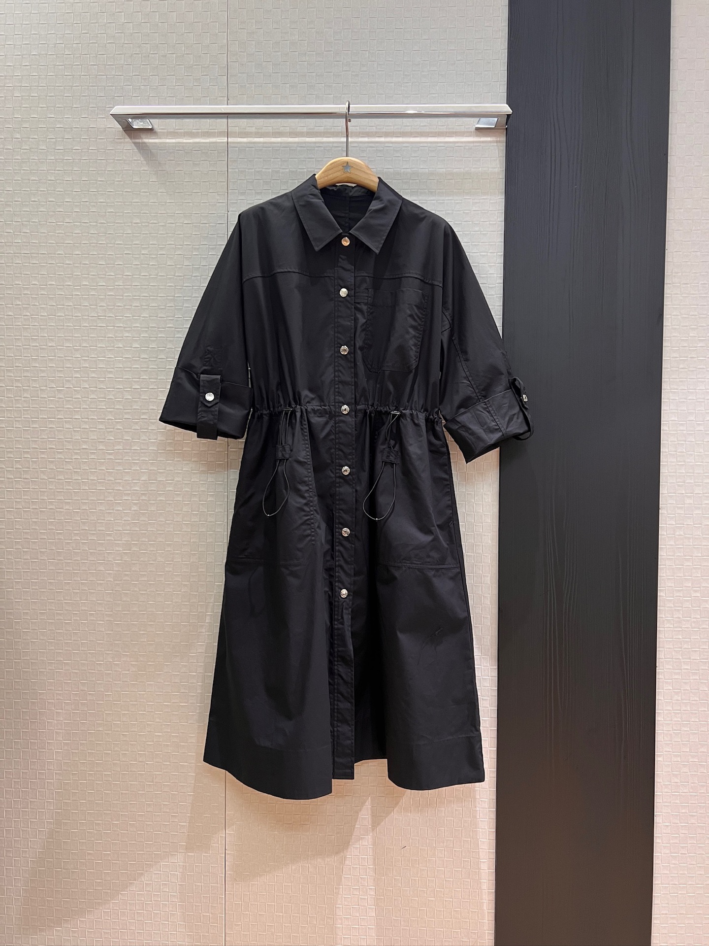 NO:450809,New H-lap loose dress, breasted drawstring adjustment waist sleeves, lace-up adjustment, loose casual, side pockets, hardware accessories mold opening, black khaki SML, skirts, alexander wang19860909新款来袭H翻领宽松连衣裙 排扣抽绳调节收腰袖子可系带调节宽松休闲 两侧口袋 五金配件开模 黑色卡其 SML,,skirts,alexander wang,Women's clothing