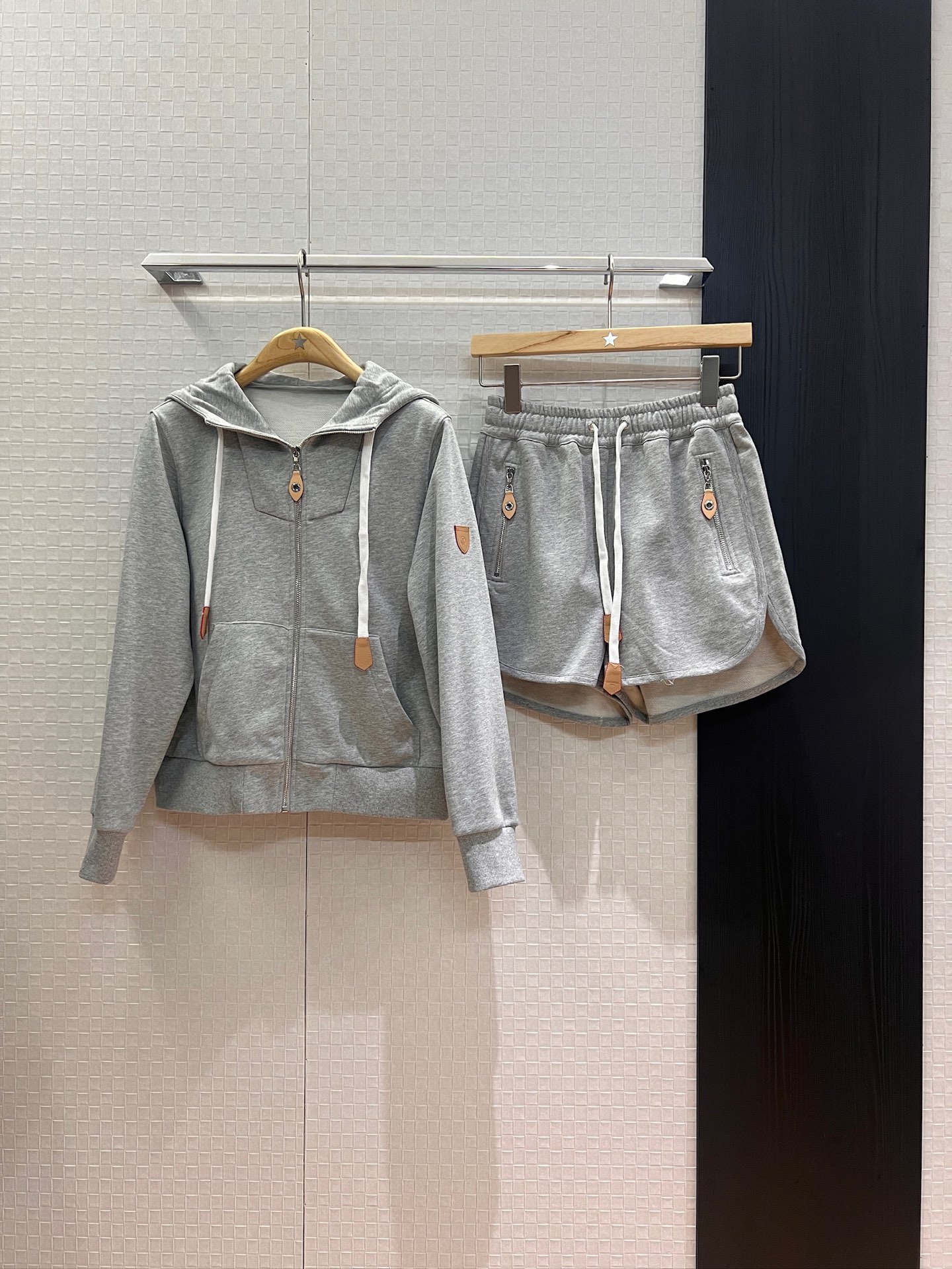 NO:451403,New logo leather logo decorative hooded casual sports suit hooded zipper sweatshirt jacket elastic waist shorts irregular trousers casual fashion outdoor sports age-reducing versatile white gray SML, hoodie, sweatshirts, shorts, jackets & coats, hats, alexander wang19860909新款logo皮标装饰连帽休闲运动套装连帽拉链卫衣外套松紧腰短裤 不规则裤脚 休闲时尚 户外运动 减龄百搭 白色灰色 SML,,hoodie,sweatshirts,shorts,jackets & coats,hats,alexander wang,Women's clothing